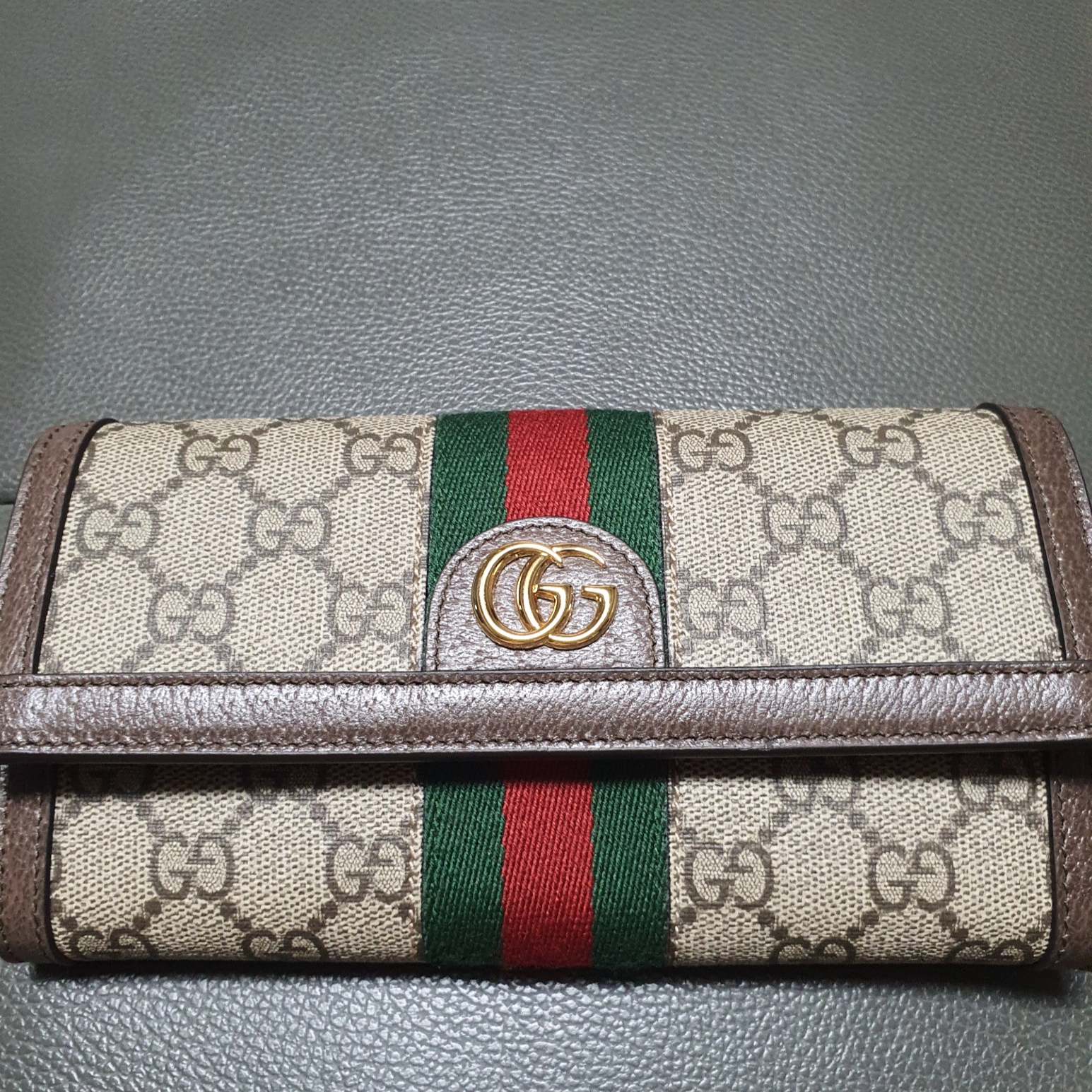 Gucci Ophidia GG Supreme Wallet Beige Ebony 착용 스타일