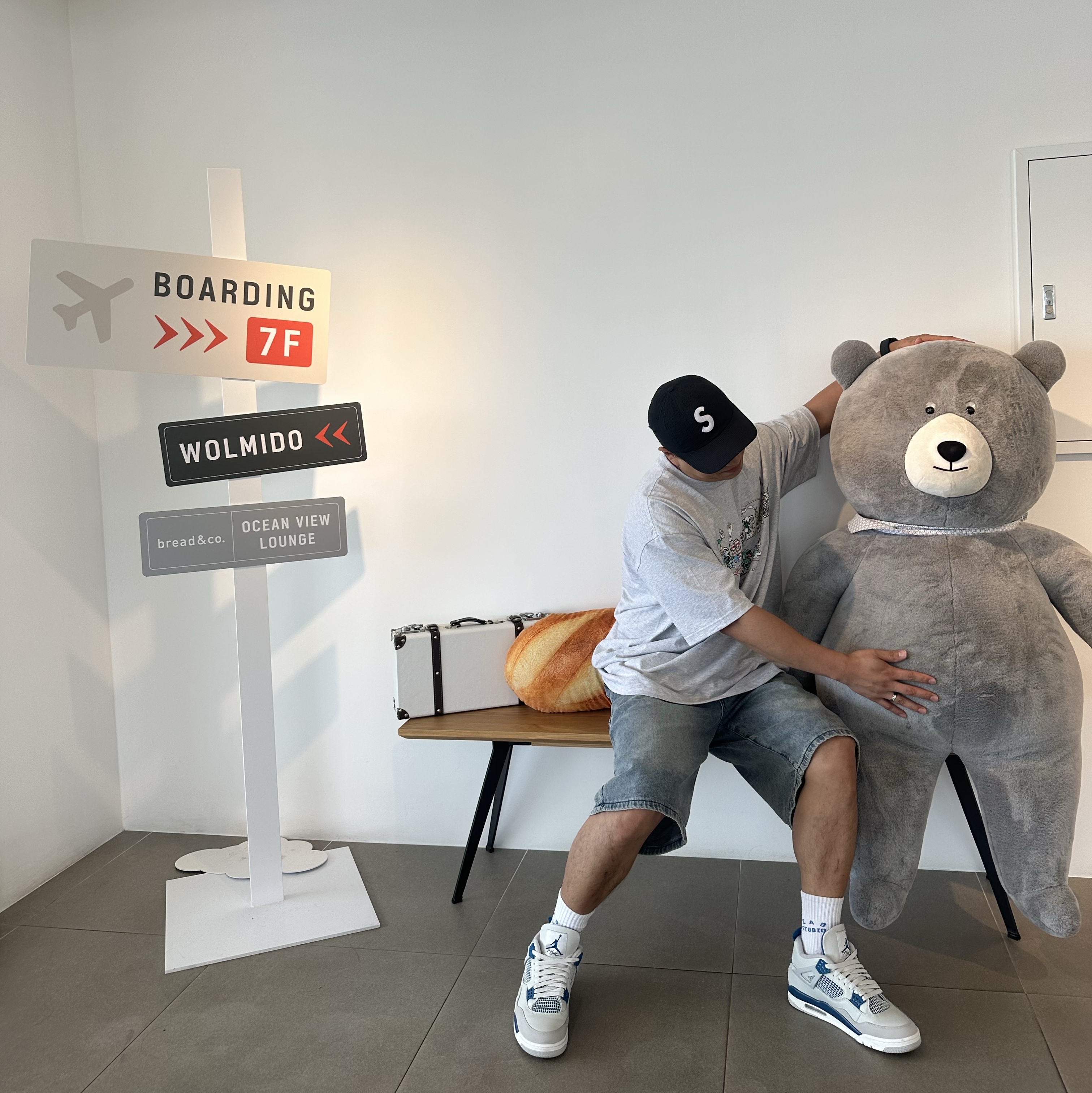 Supreme Varsity T-Shirt Ash Grey - 24SS, Jordan 4 Retro Industrial Blue 착용 스타일