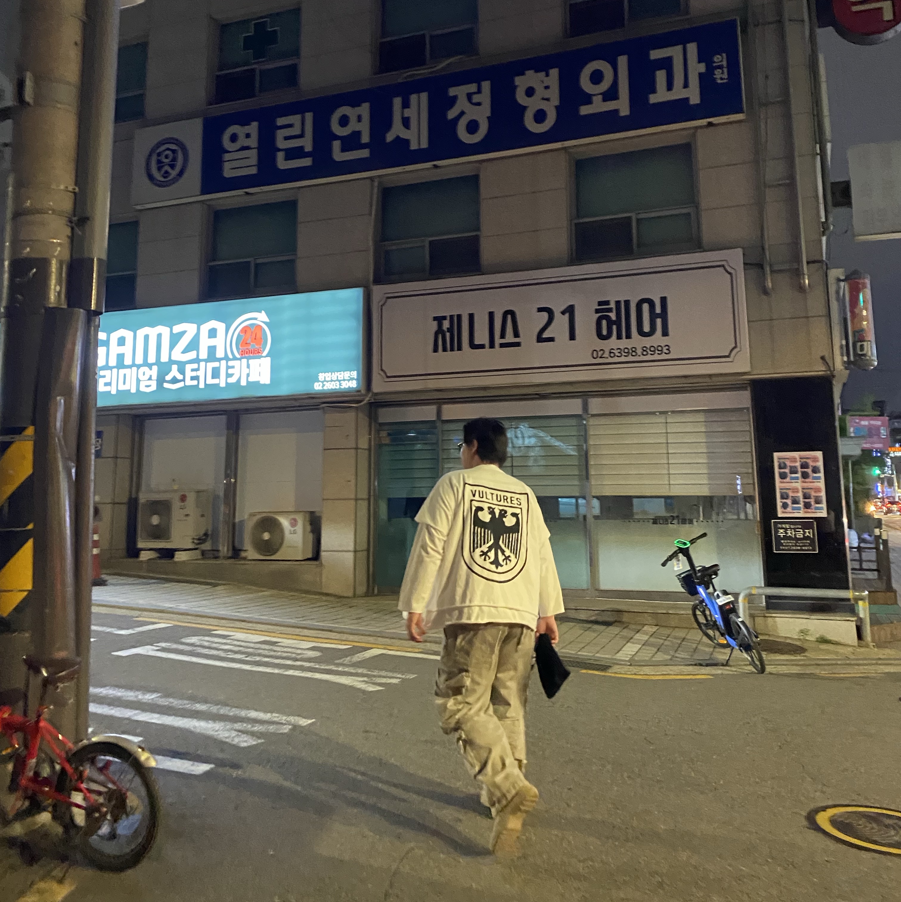 Yeezy Vultures Box T-Shirt White, Yeezy Vultures Long Sleeve T-Shirt White 착용 스타일 - 4