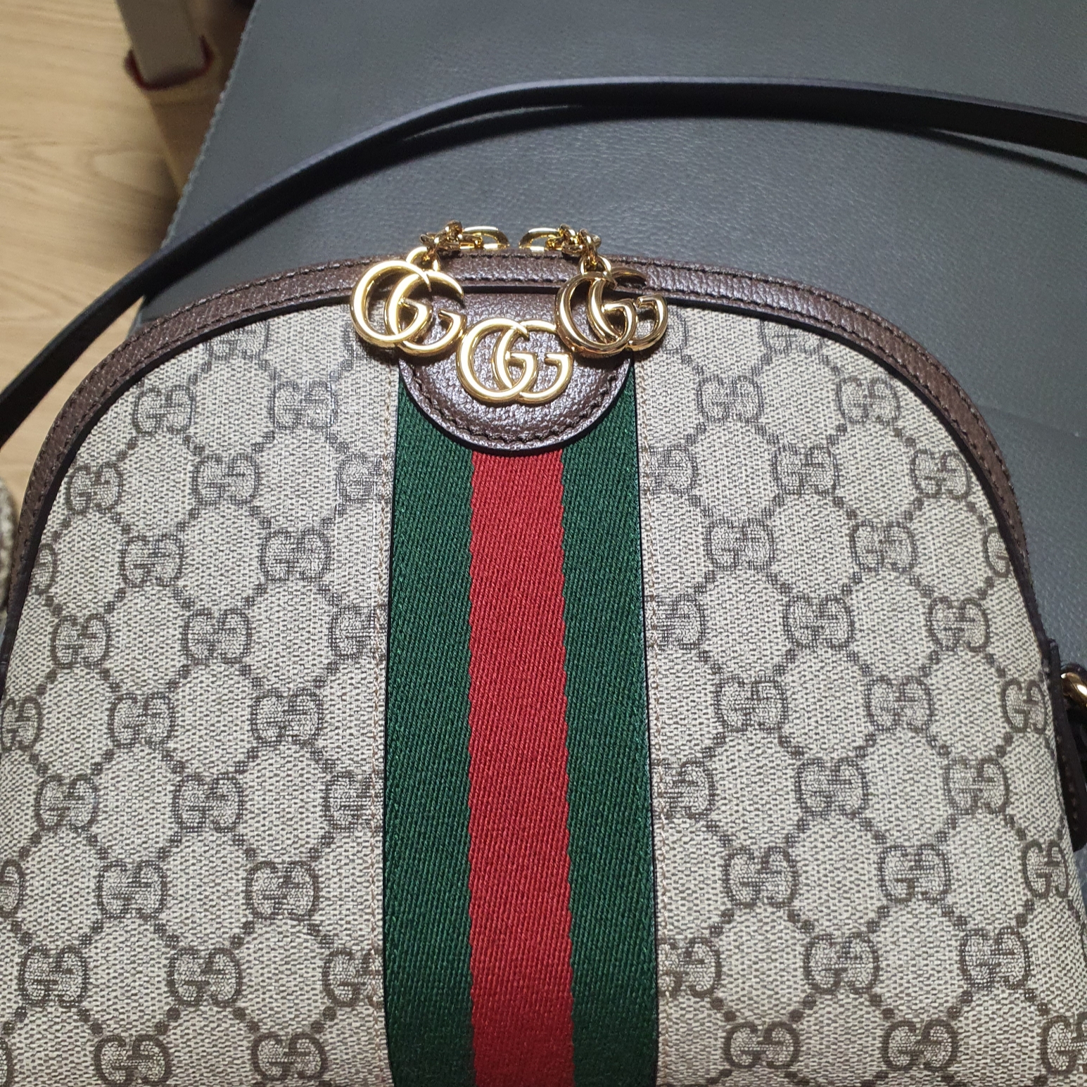 Gucci Ophidia GG Shoulder Bag Beige Ebony 착용 스타일