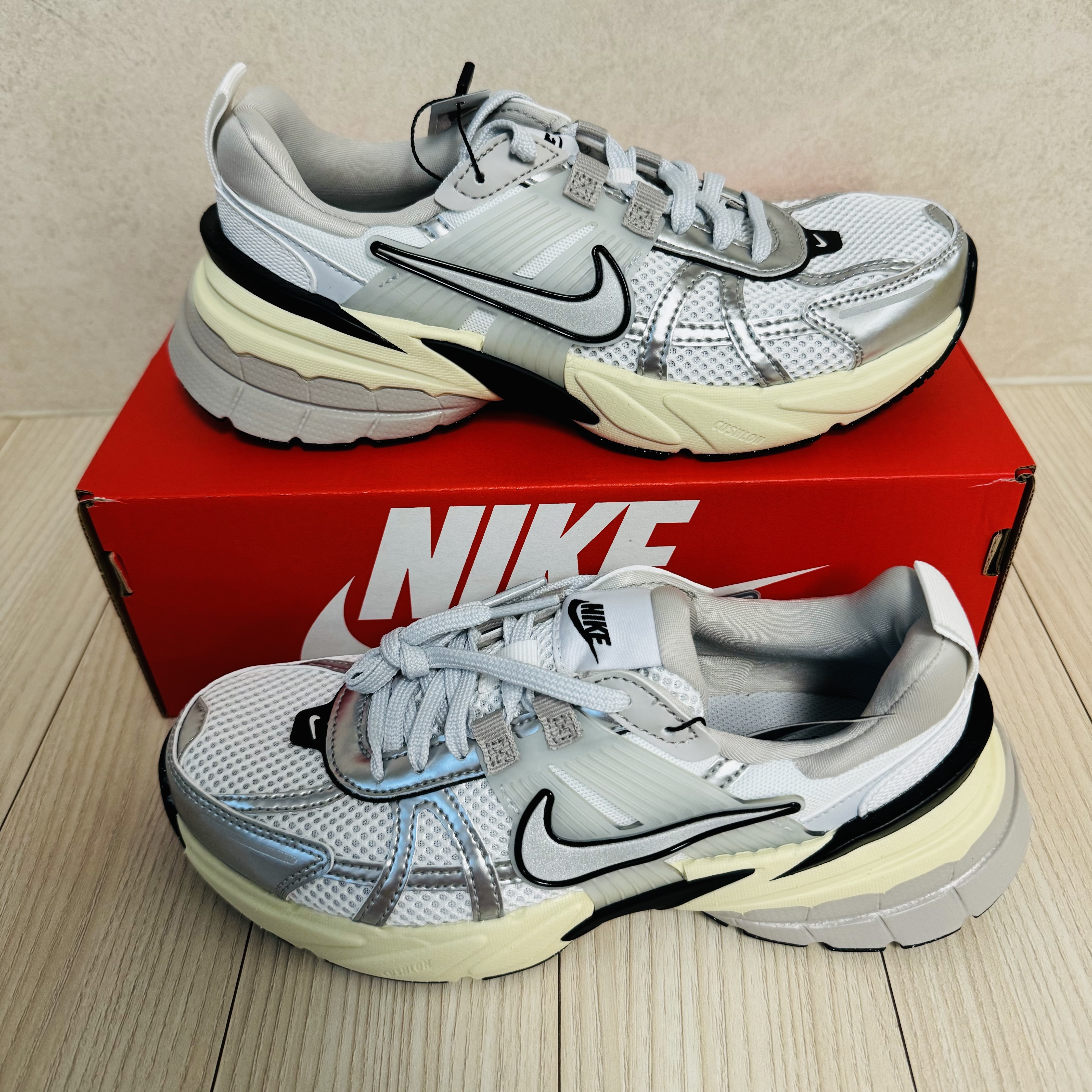 Nike V2K Run Summit White Metallic Silver 착용 스타일 - 1