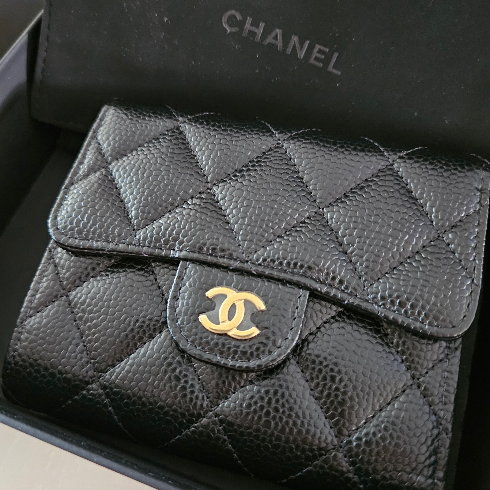 Chanel Small Classic Flap Wallet Grained Calfskin & Gold Black 착용 스타일