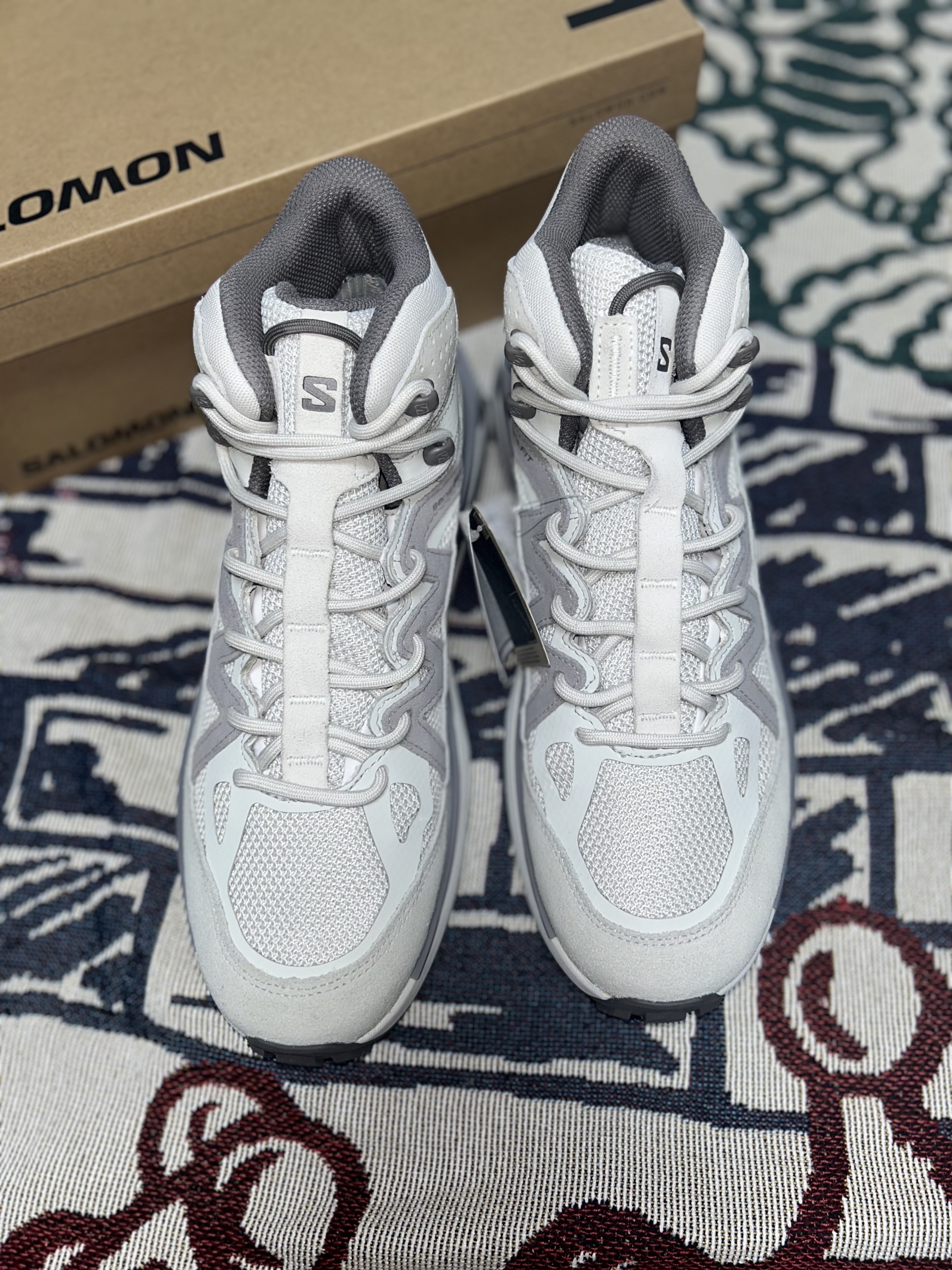 Salomon Odyssey ELMT Advanced Mid Gore-Tex Metal Lunar Rock 착용 스타일 - 2