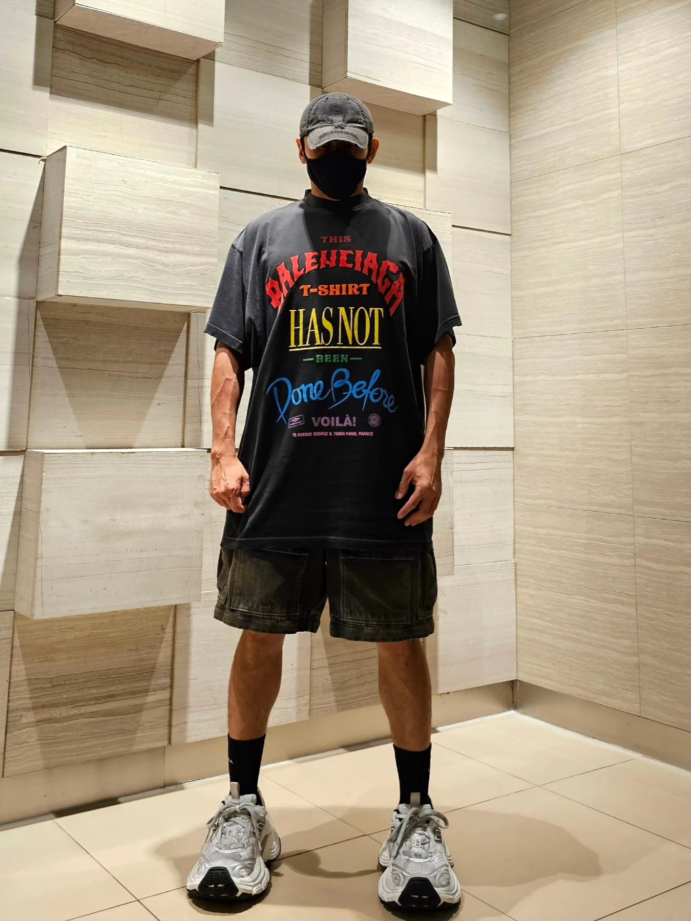 Balenciaga Not Been Done Oversized Vintage Jersey T-Shirt Black, Balenciaga Cargo Pants in Black 착용 스타일 - 1