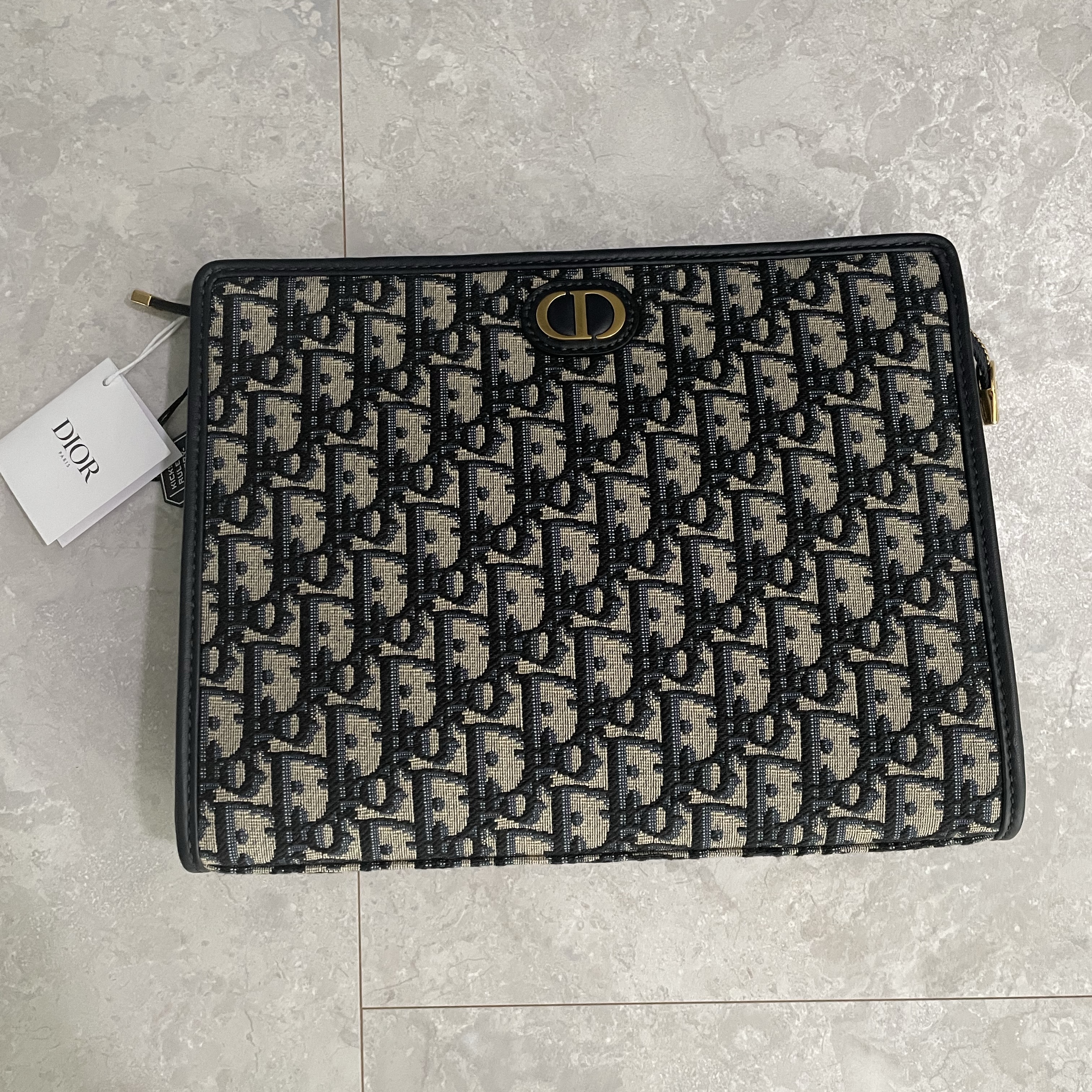 Dior 30 Montaigne Pouch Blue Dior Oblique Jacquard 착용 스타일