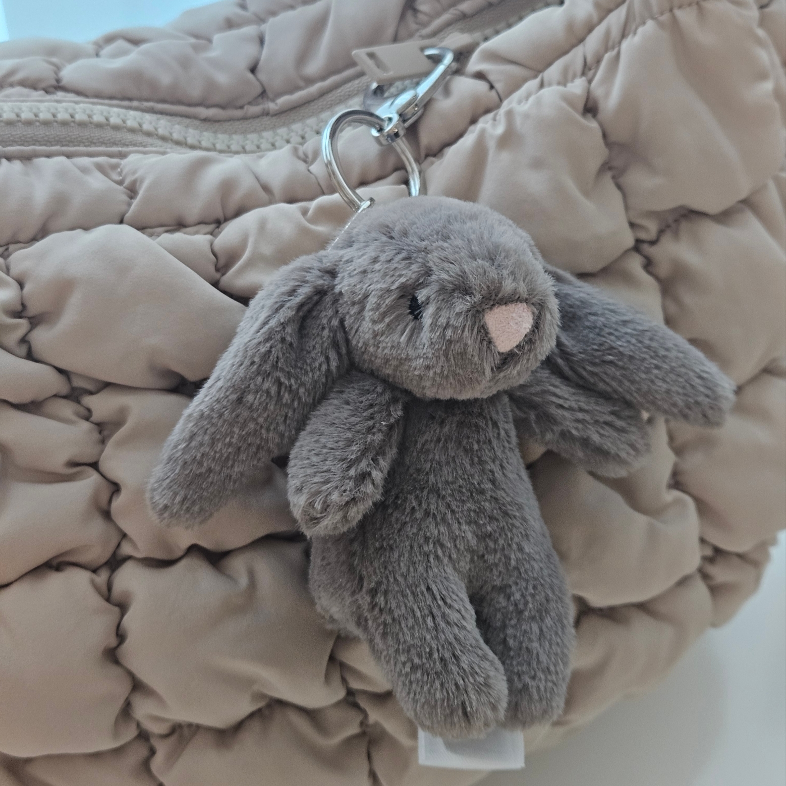 Jellycat Bashful Bunny Truffle Bag Charm Brown 착용 스타일 - 2