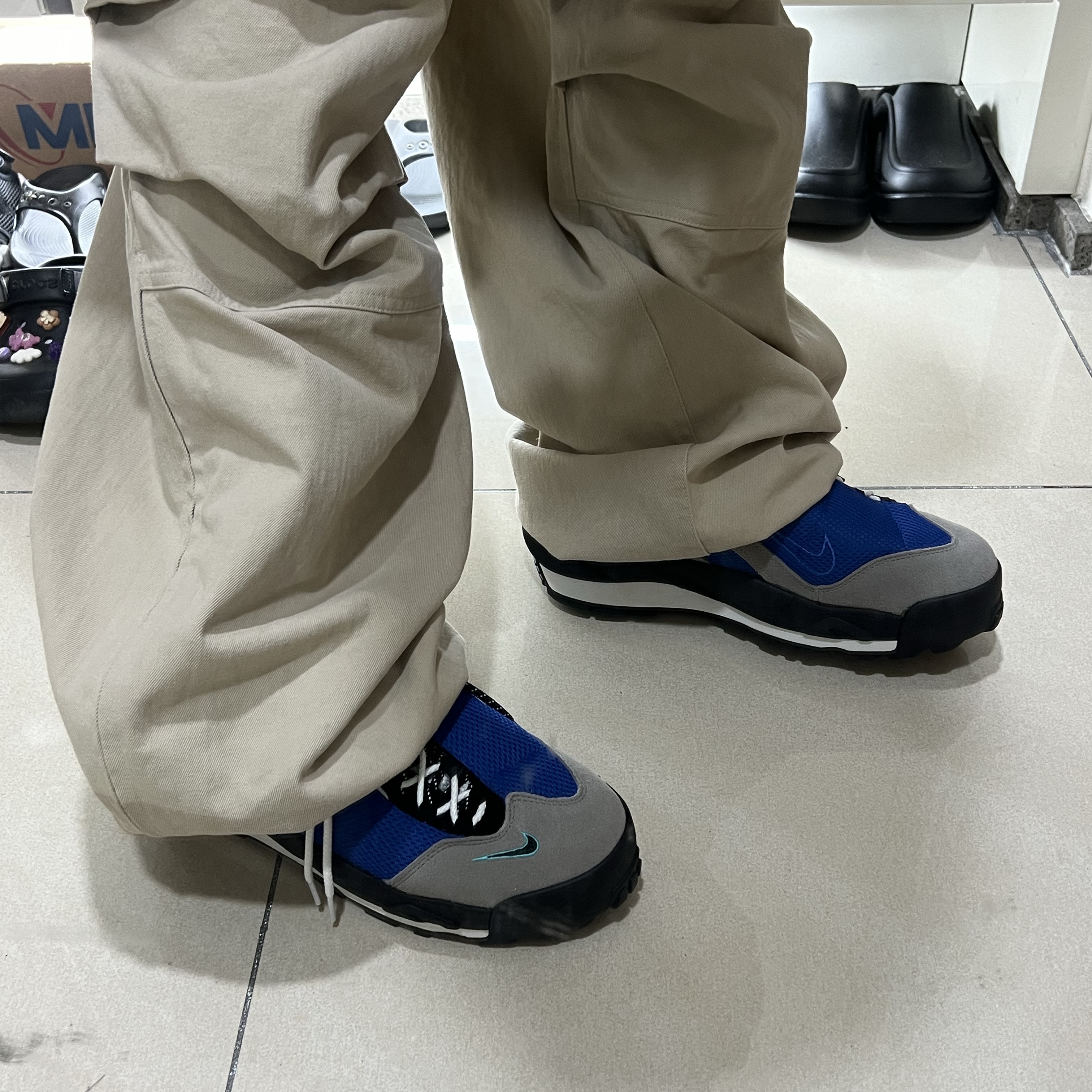 Nike x Sacai Magmascape SP Varsity Royal, Nonnod Side Zip Cargo Pants Beige 착용 스타일 - 3
