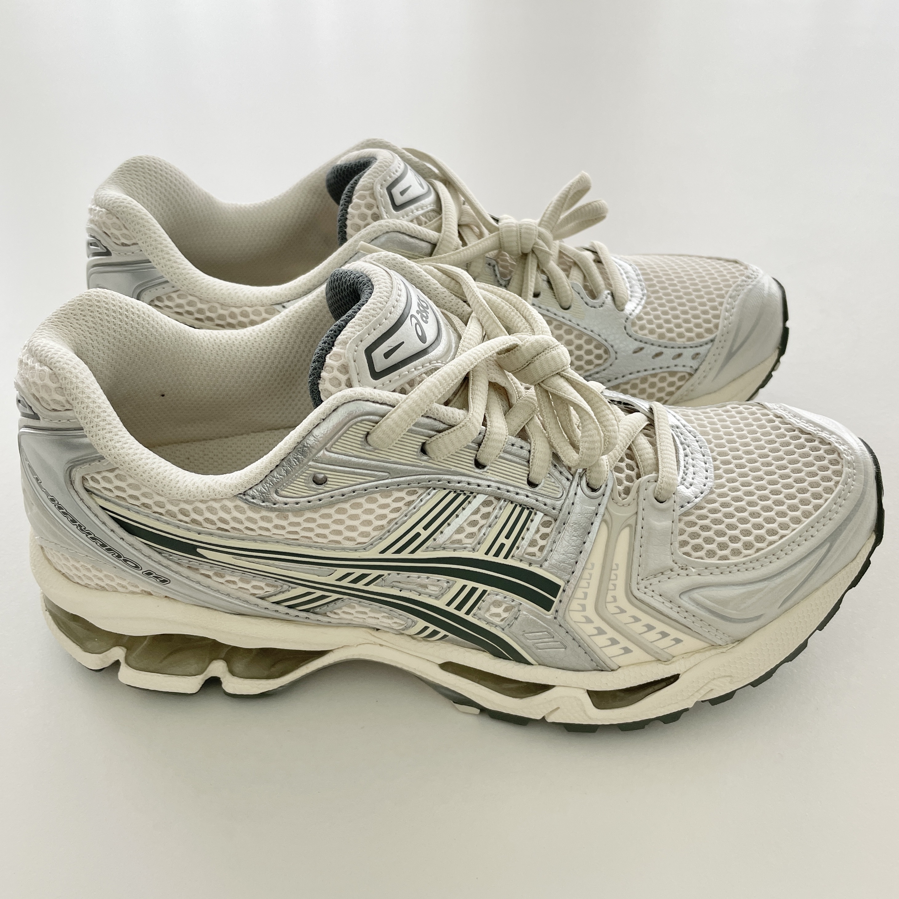 Asics Gel-Kayano 14 Birch Dark Pewter 착용 스타일 - 6