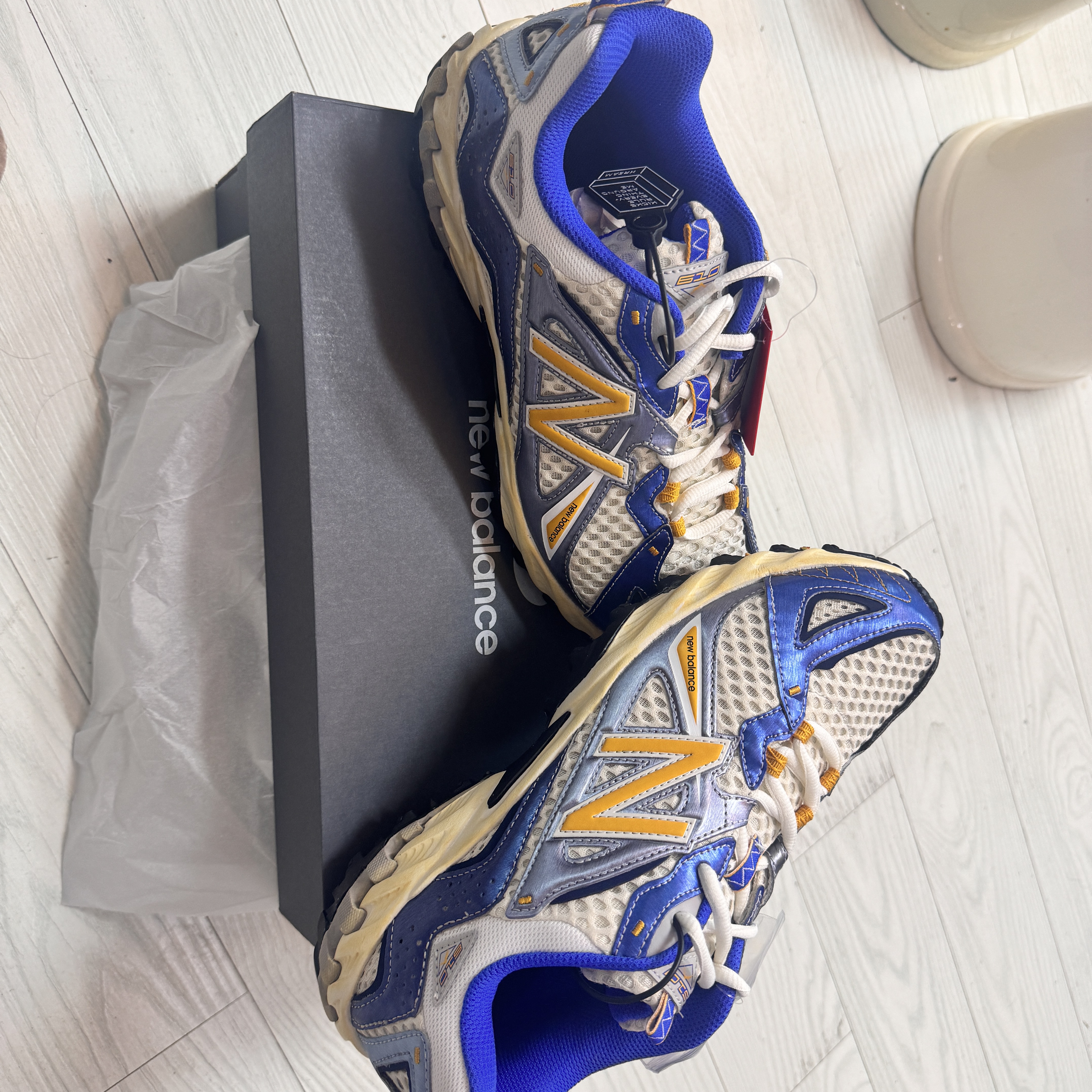New Balance x Yeseyesee ML610 Atlantic Blue Varsity Gold 착용 스타일 - 1