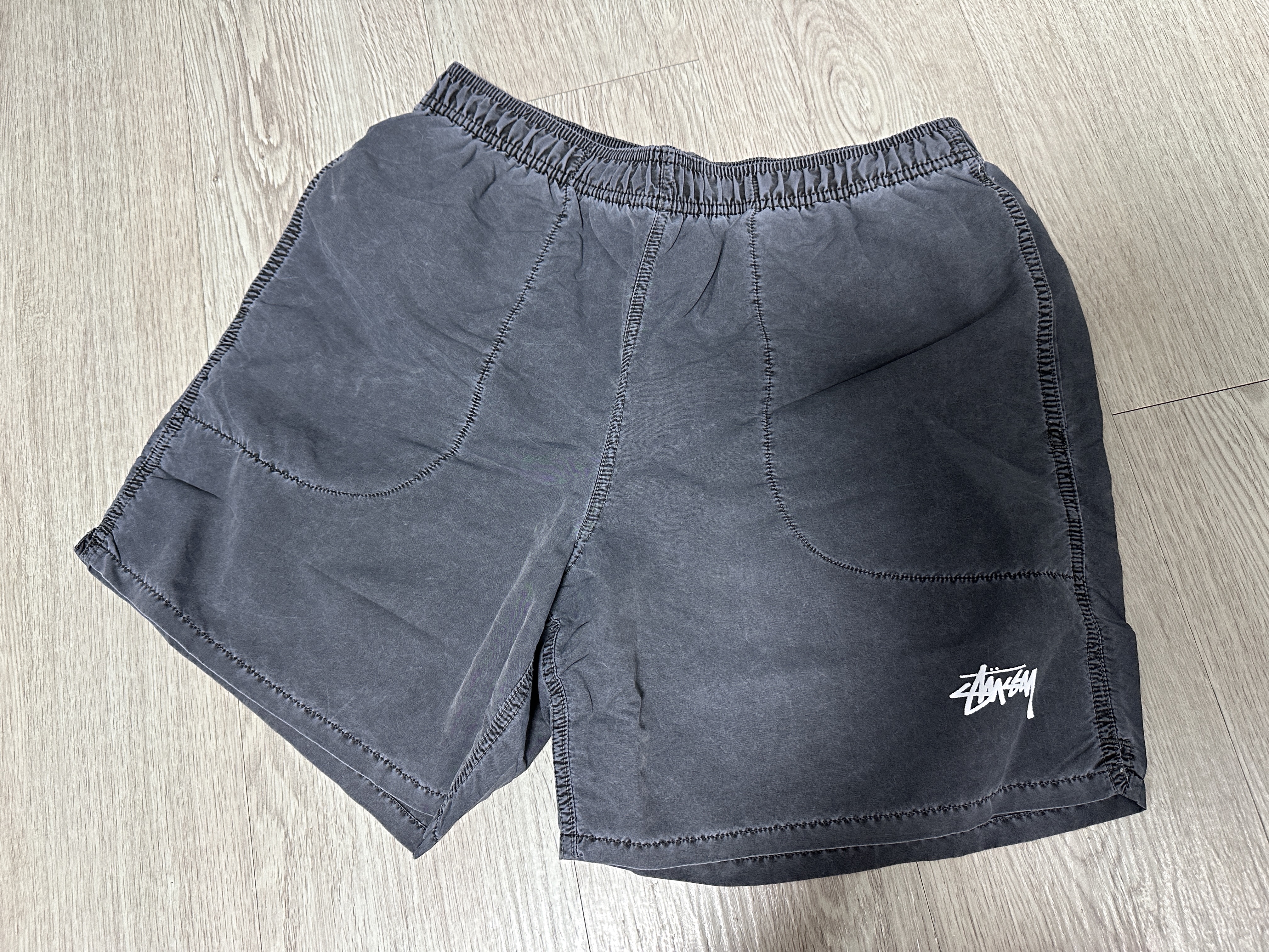 Stussy Stock Water Pigment Short Charcoal 착용 스타일