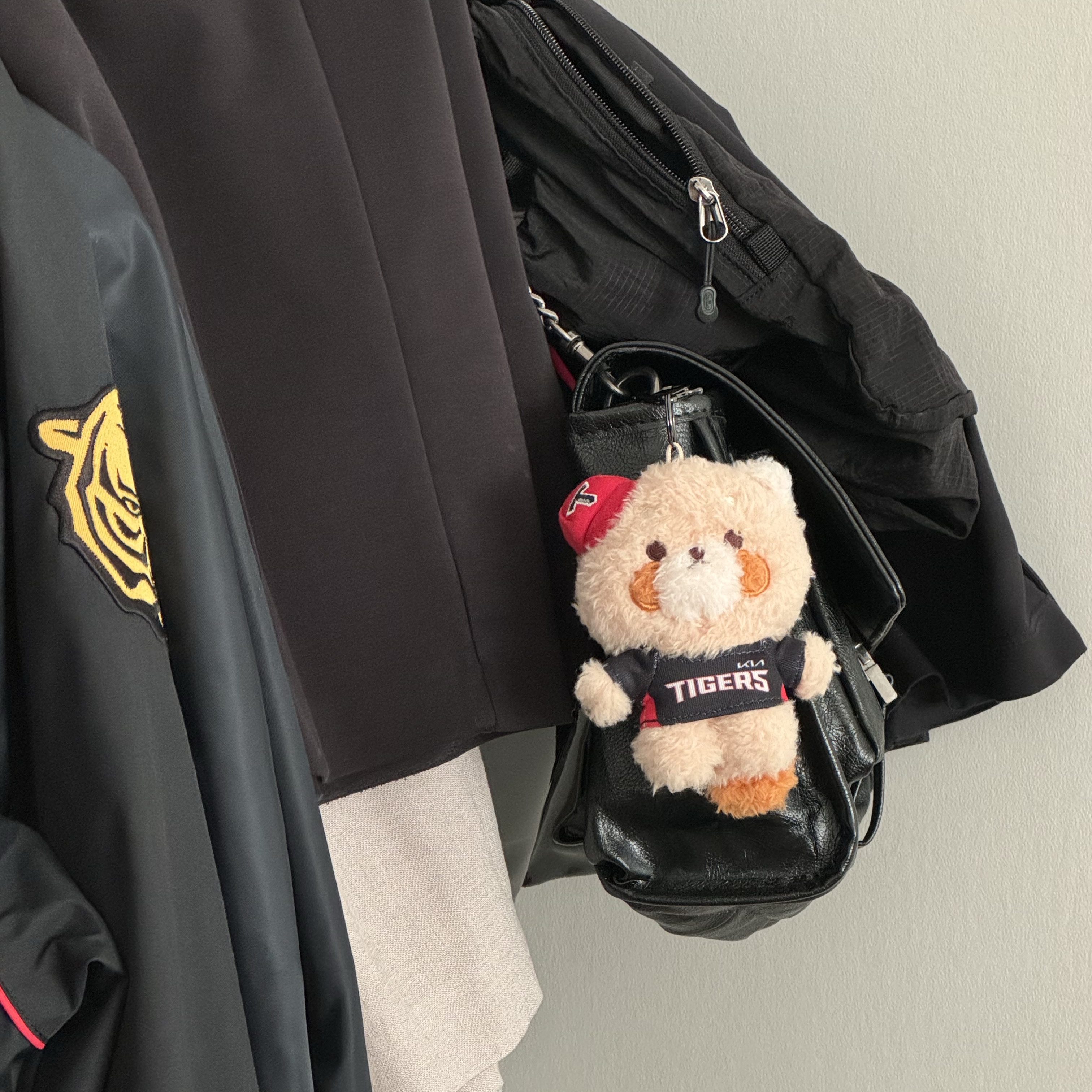 Lessey & Friends x KBO The Strongest Lessey Stuffed Toy Keyring KIA Tigers 착용 스타일