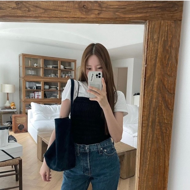 The Row Medium N/S Park Tote in Leather Black 착용 스타일