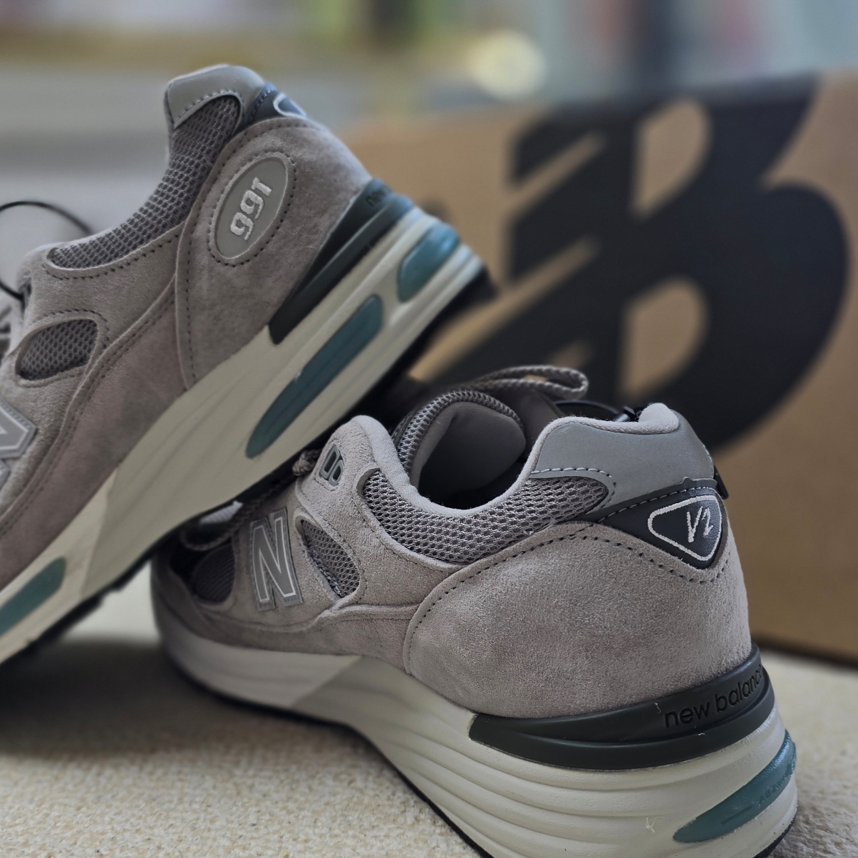 New Balance 991v2 Made in UK Rock Ridge Alloy Silver 착용 스타일 - 3