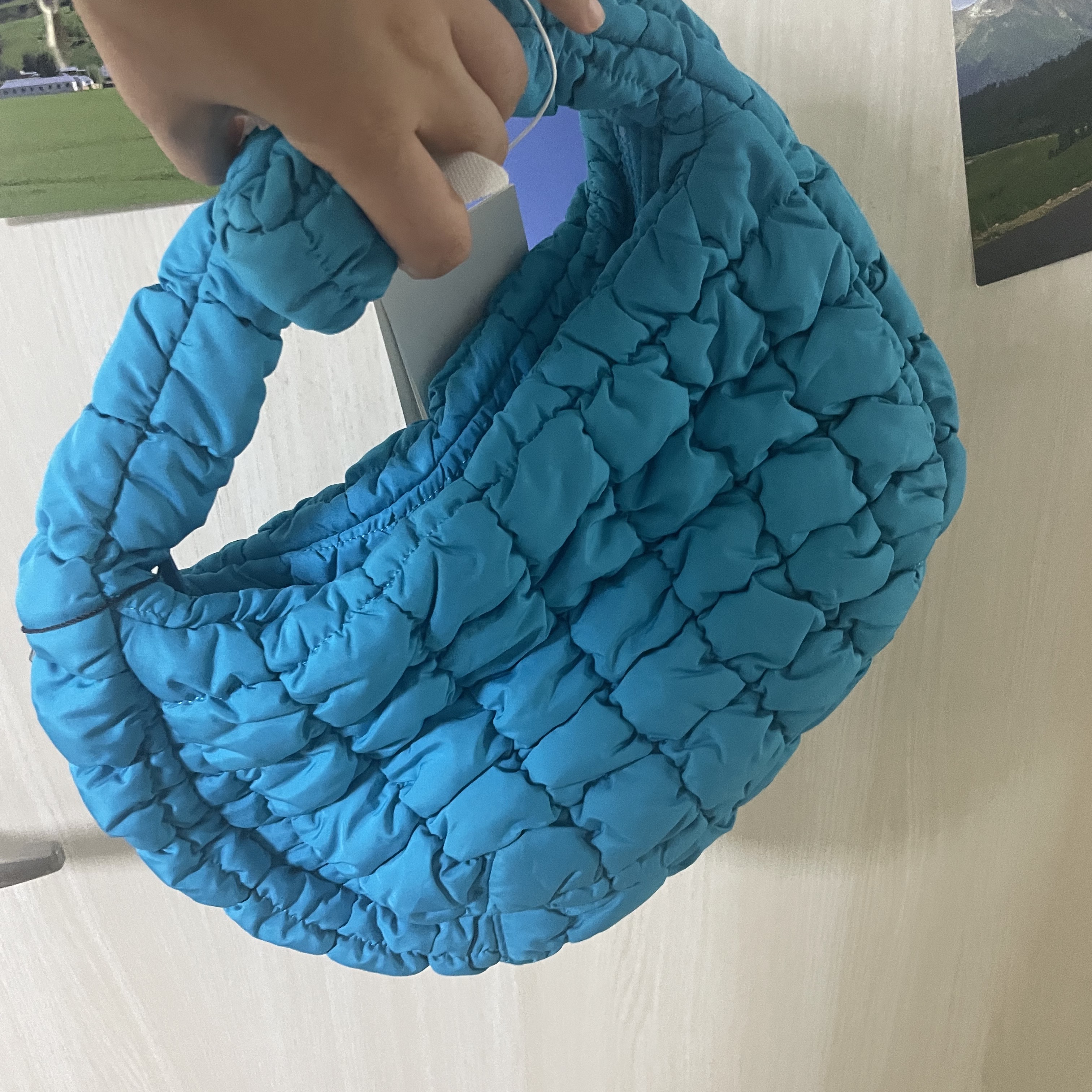 COS Quilted Mini Bag Bright Turquoise 착용 스타일 - 1