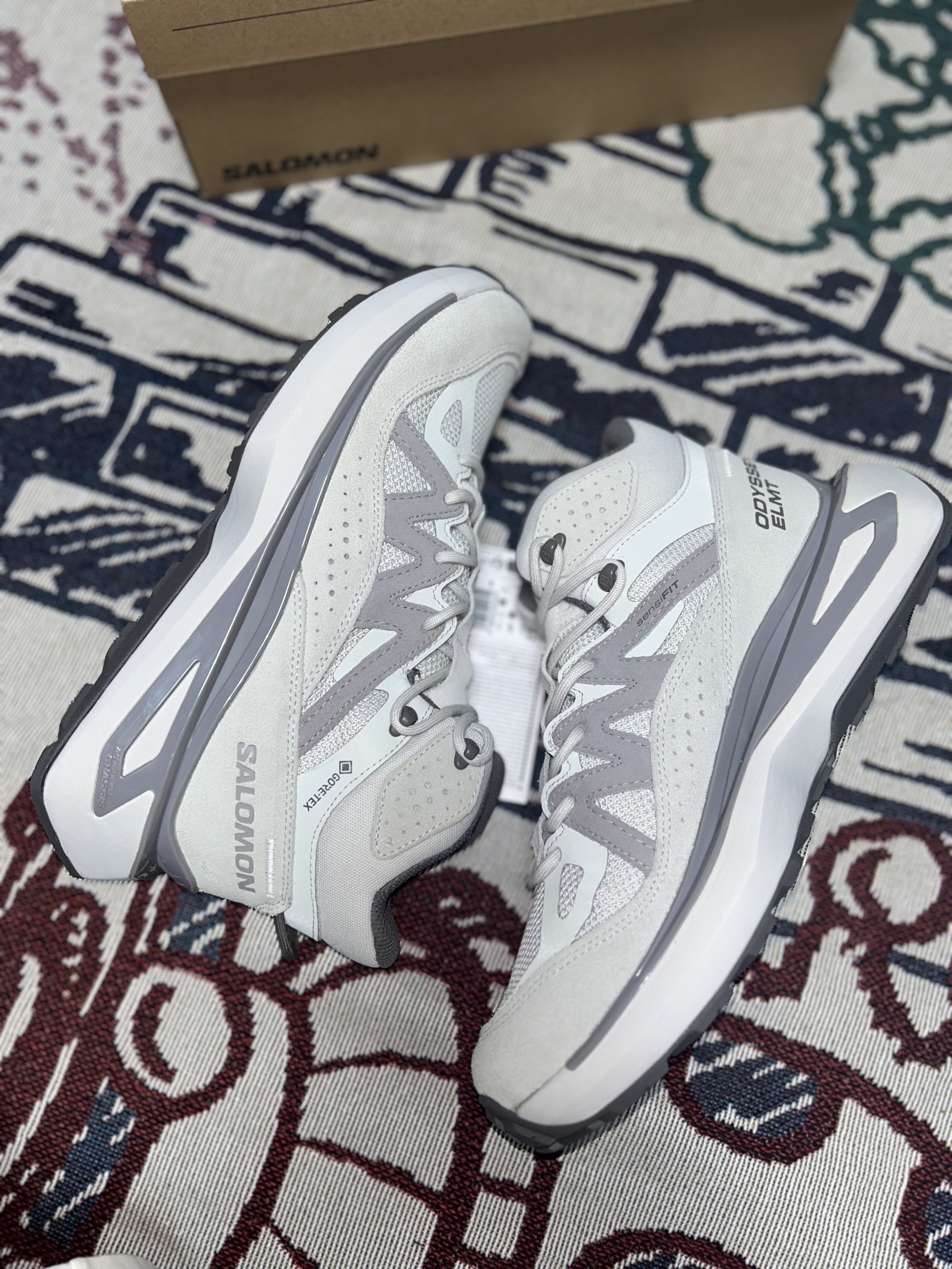 Salomon Odyssey ELMT Advanced Mid Gore-Tex Metal Lunar Rock 착용 스타일 - 4