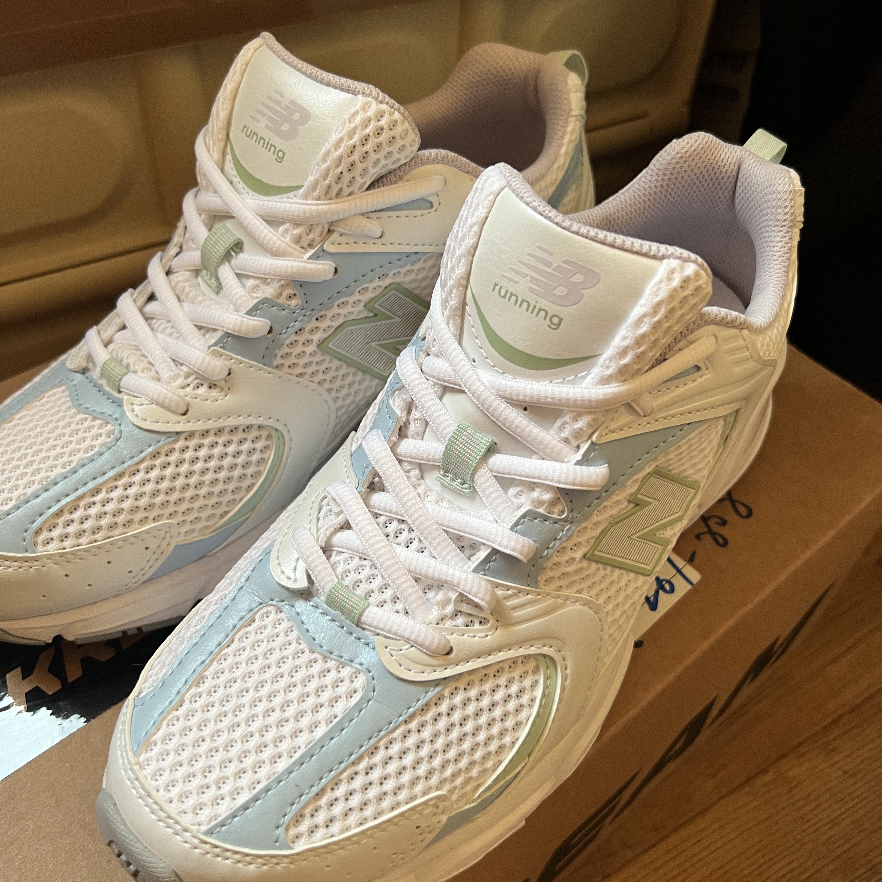 New Balance 530 White Light Chrome Blue 착용 스타일