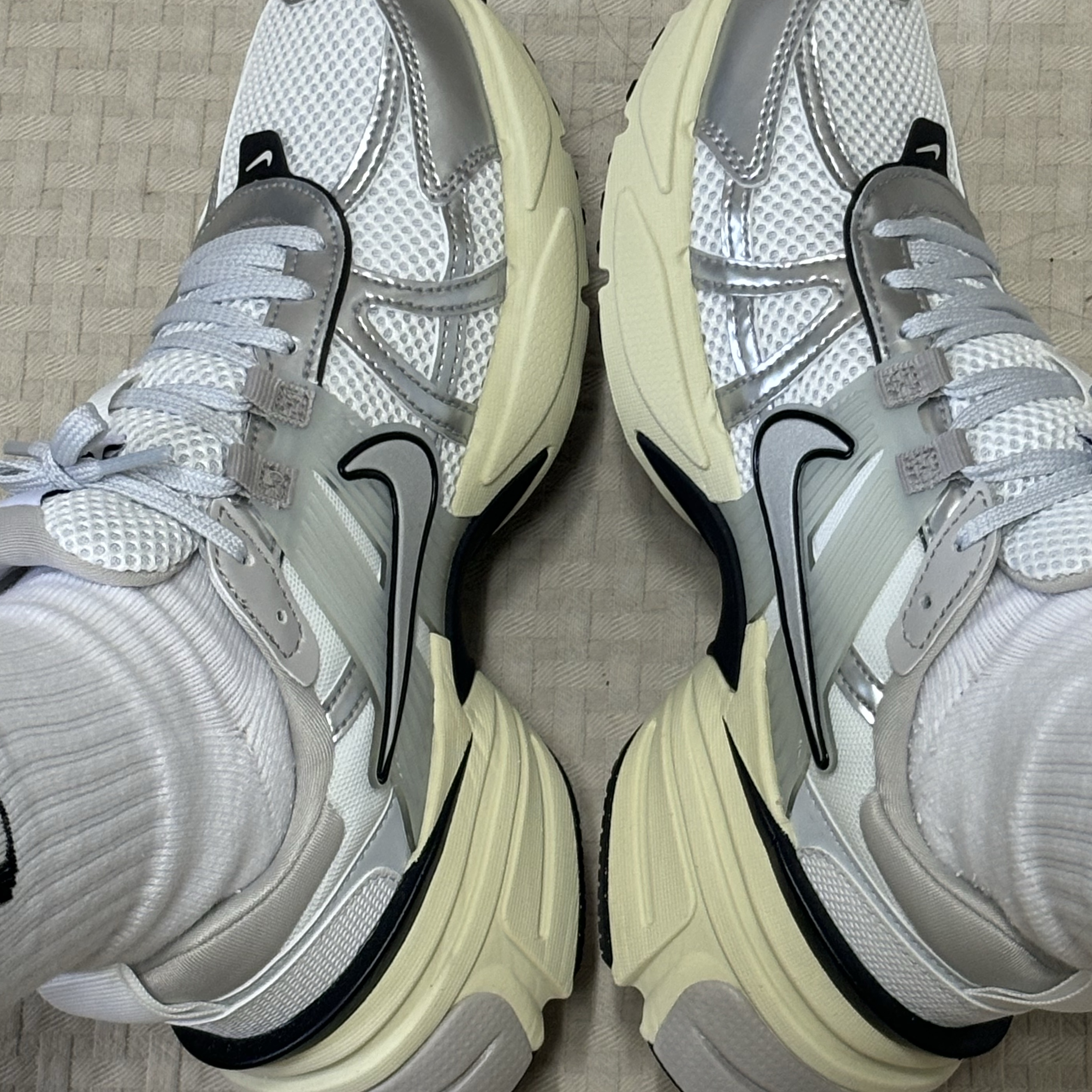 Nike V2K Run Summit White Metallic Silver 착용 스타일