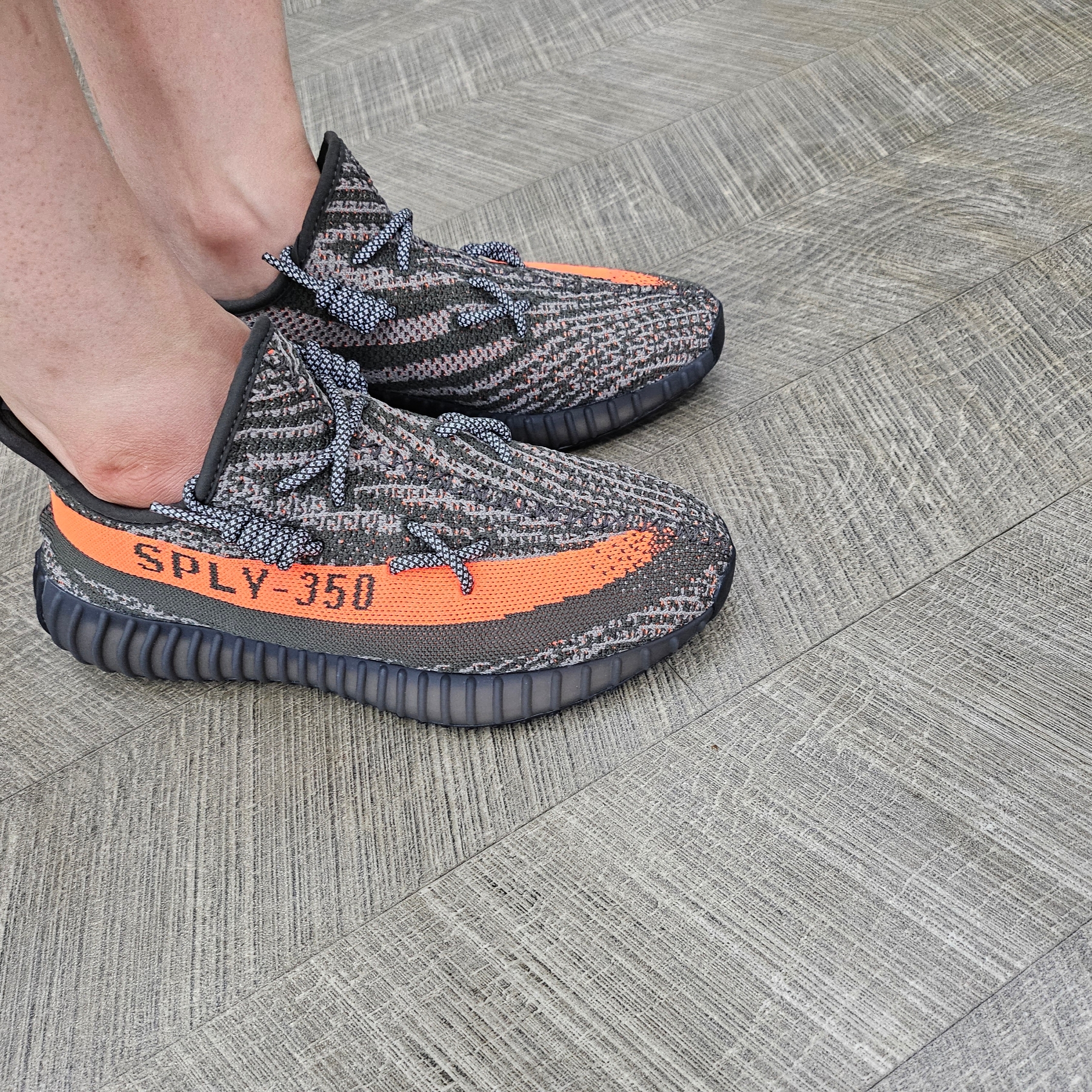 Adidas Yeezy Boost 350 V2 Carbon Beluga 착용 스타일