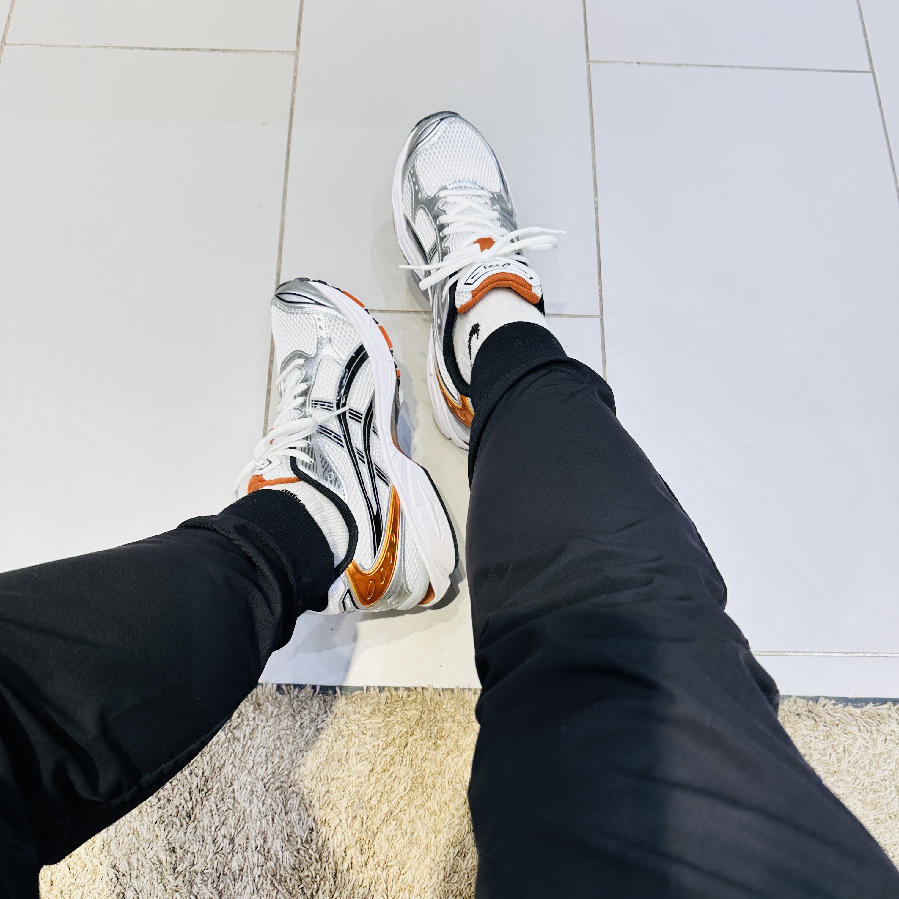Asics Gel-Kayano 14 White Piquant Orange 착용 스타일 - 1
