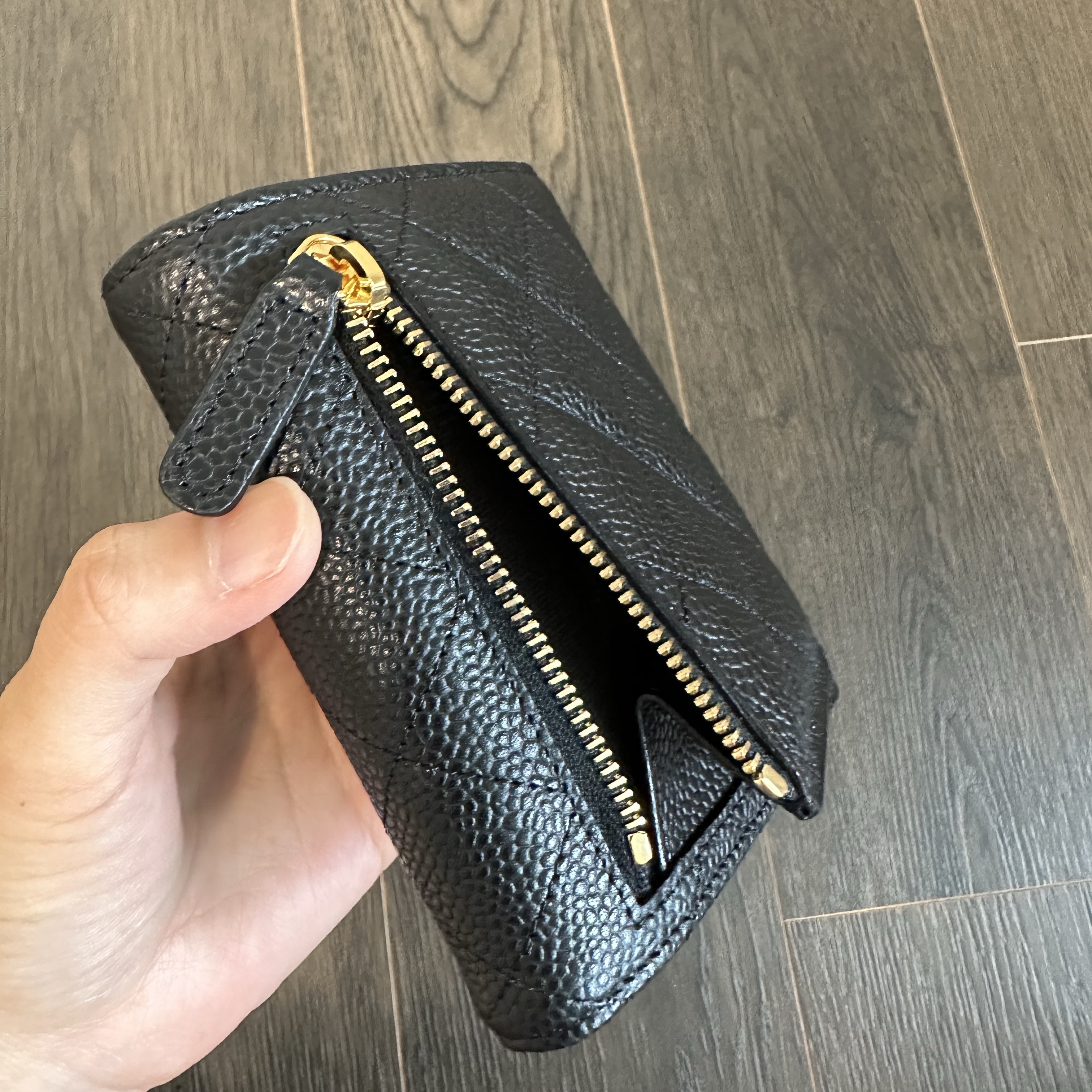 Chanel Small Classic Flap Wallet Grained Calfskin & Gold Black 착용 스타일 - 5