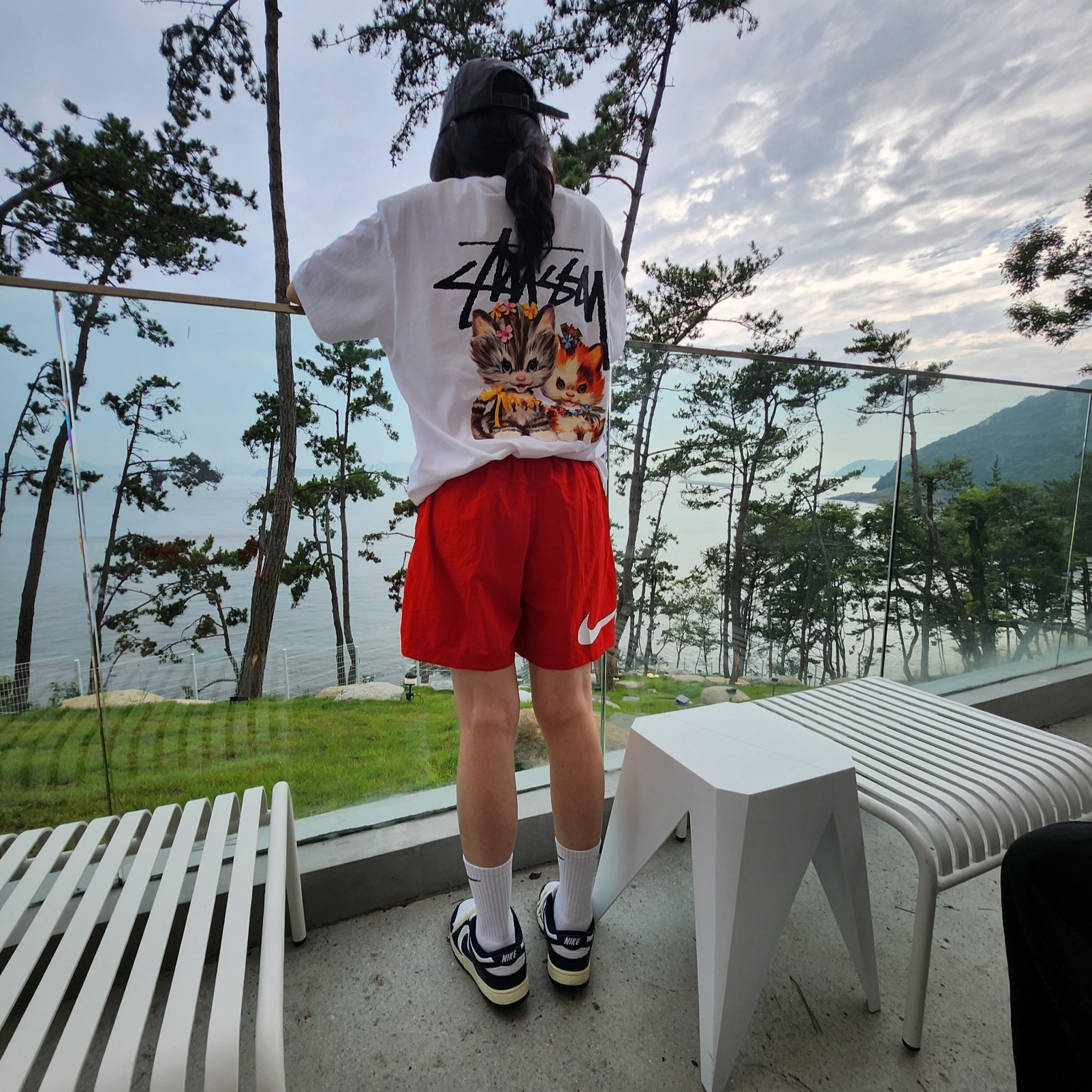 Stussy Kittens T-Shirt White, Nike x Stussy Water Shorts Habanero Red 착용 스타일