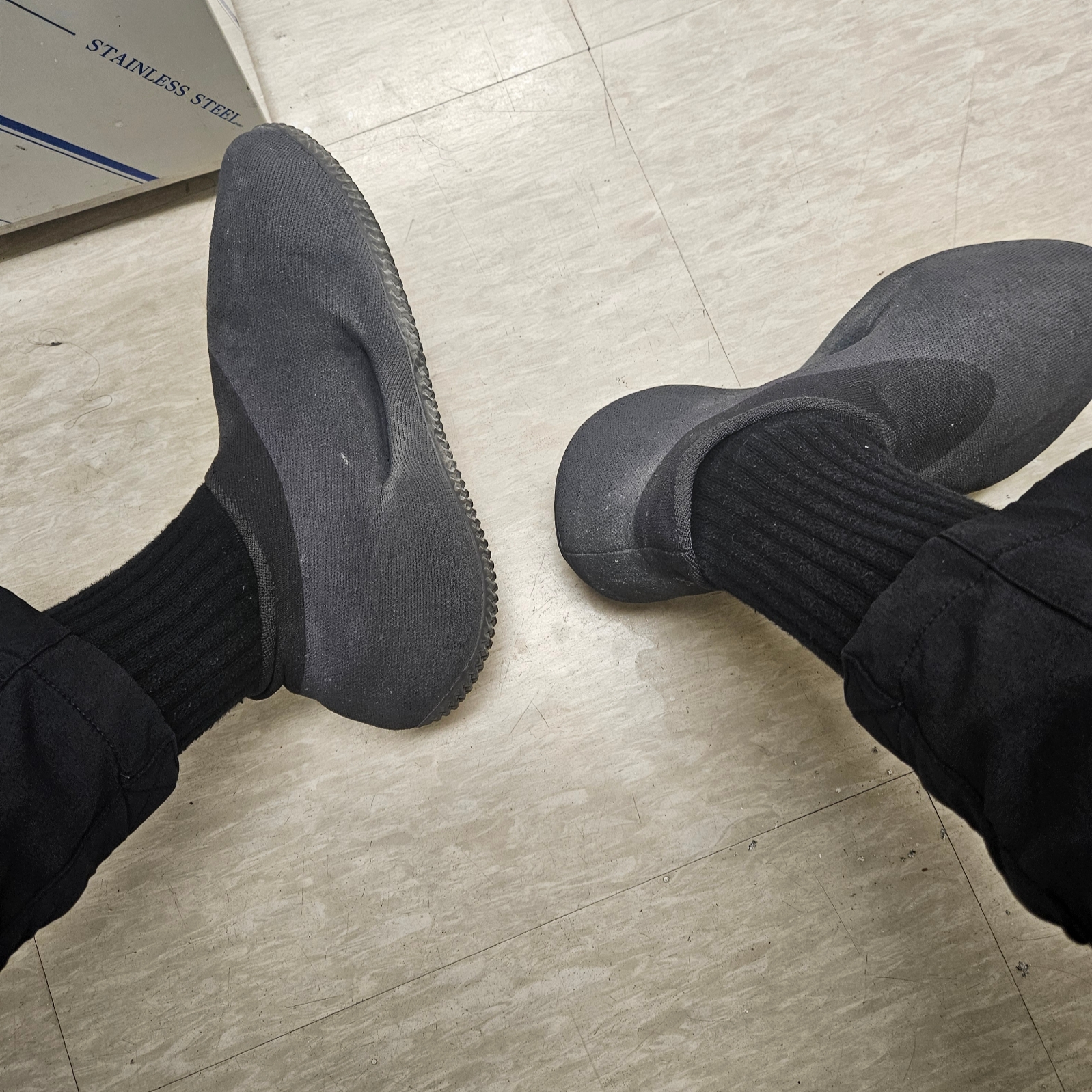 Adidas Yeezy Knit RNR Fade Onyx 착용 스타일 - 4