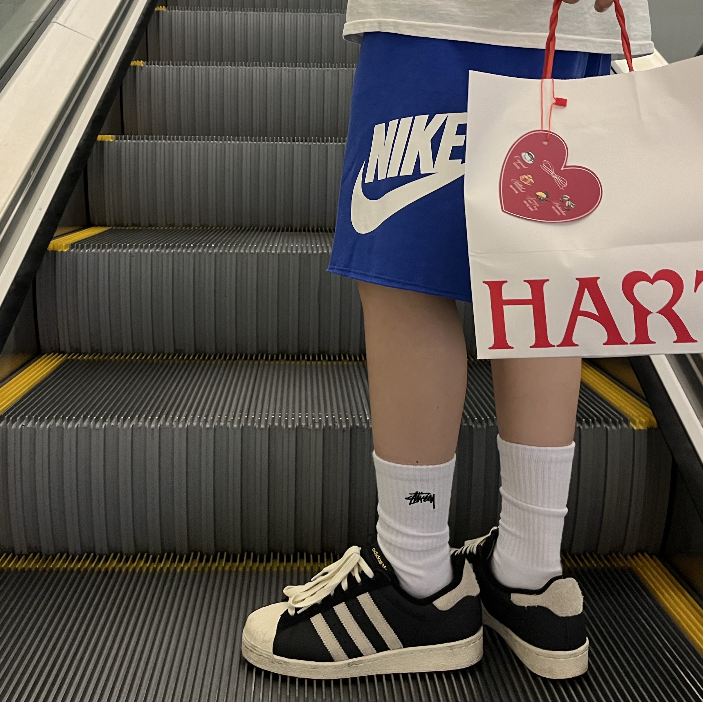 Adidas Superstar 82 Black White, Stussy Small Stock Crew Socks White (3 Pack) 착용 스타일 - 1