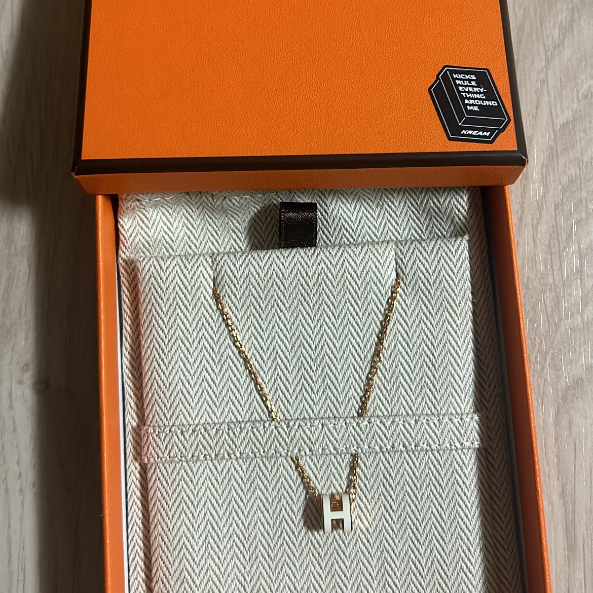 (W) Hermes Mini Pop H Pendant Rose Gold & Blanc 착용 스타일