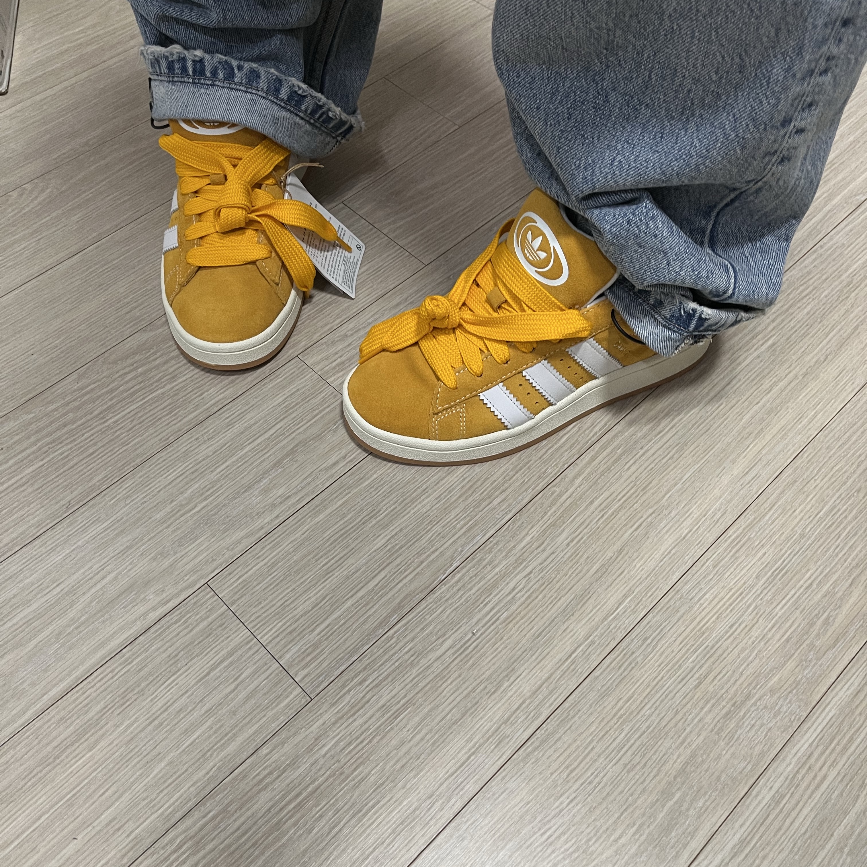 Adidas Campus 00s Pantone White 착용 스타일 - 1