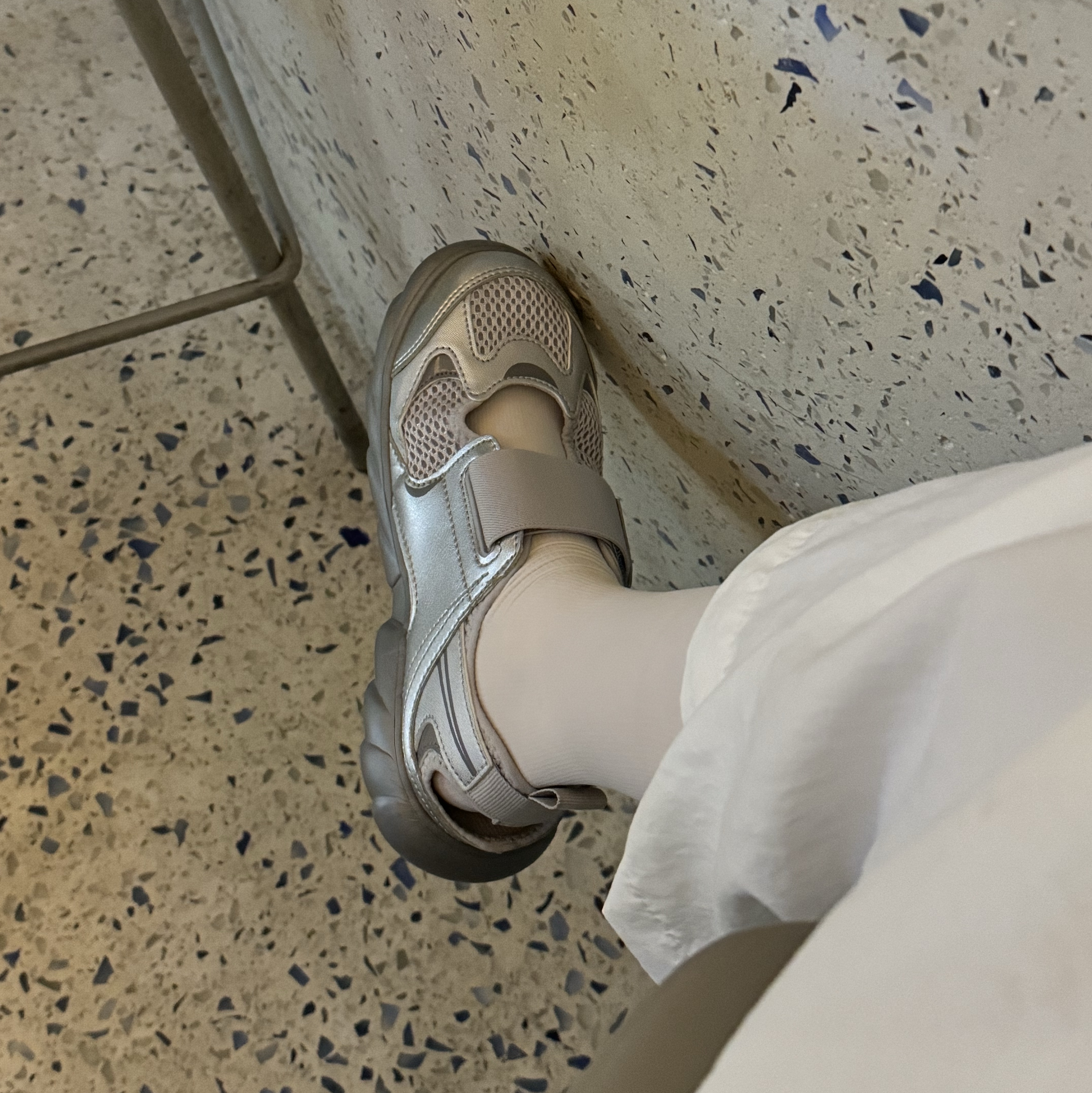 (Kids) New Balance Freedle 920 Sandal Grey 착용 스타일