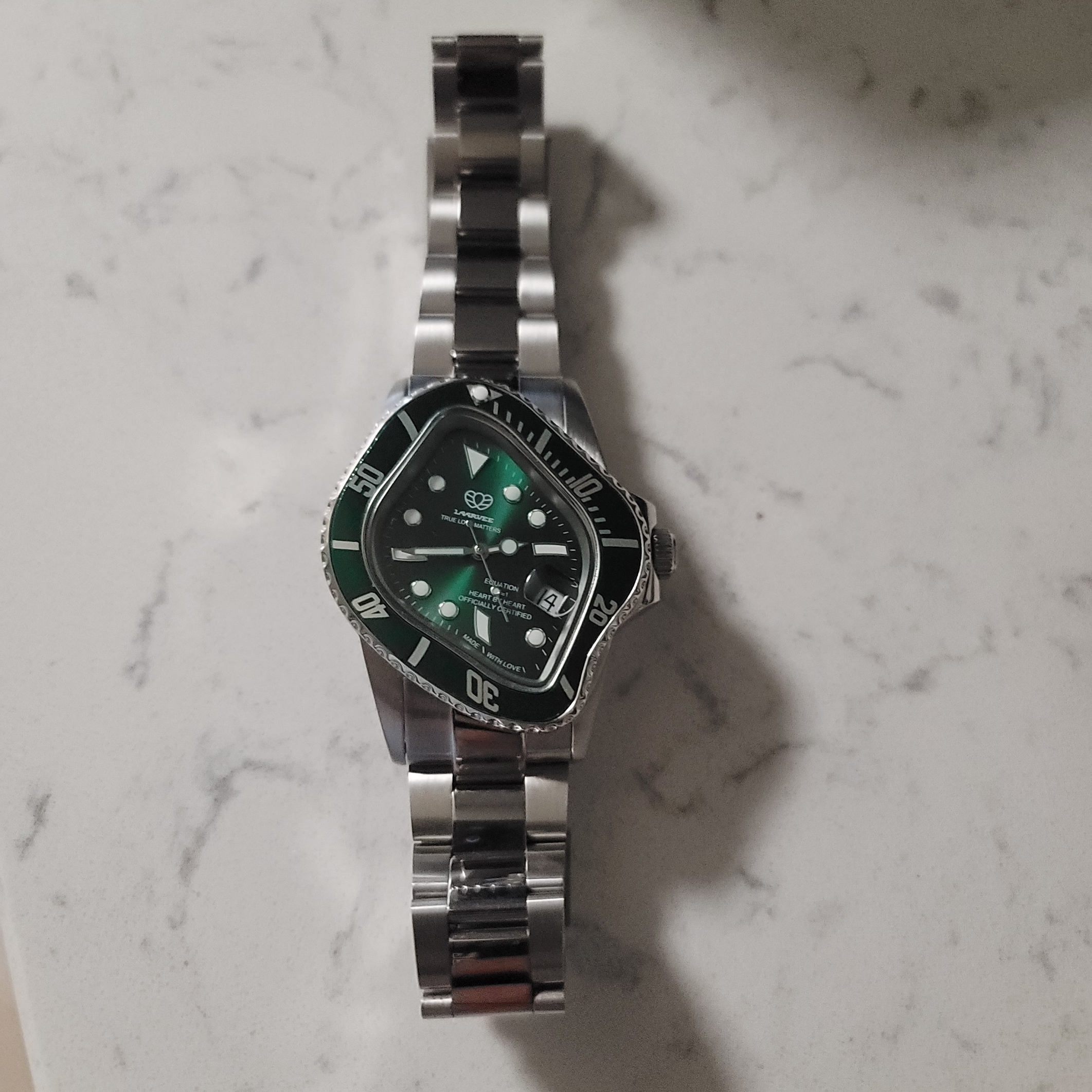 Laarvee PEA001 Silver Precision Steel Green Bezel Green Dial 착용 스타일