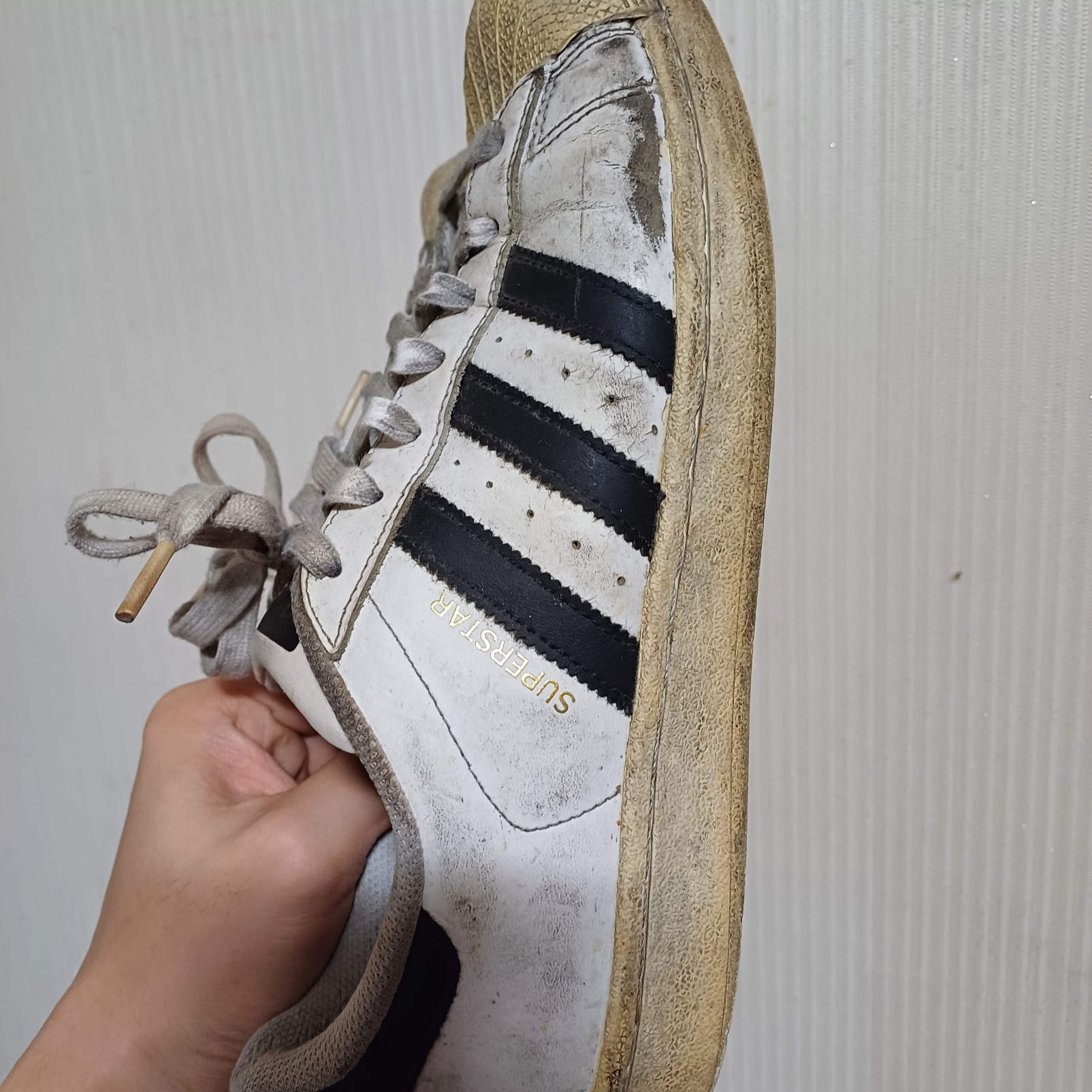 Adidas Superstar White Black 착용 스타일 - 2