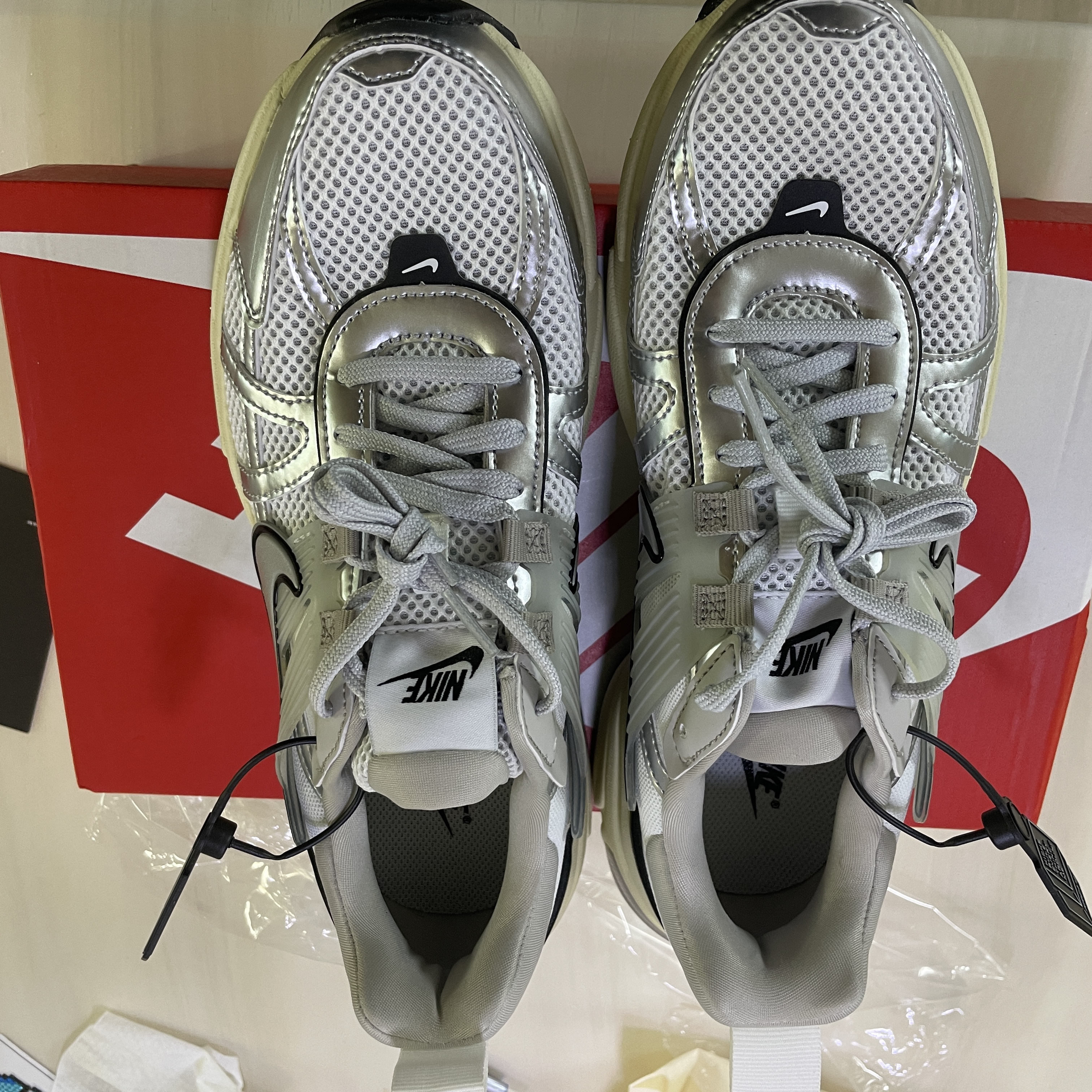 Nike V2K Run Pure Platinum Light Iron Ore 착용 스타일 - 3