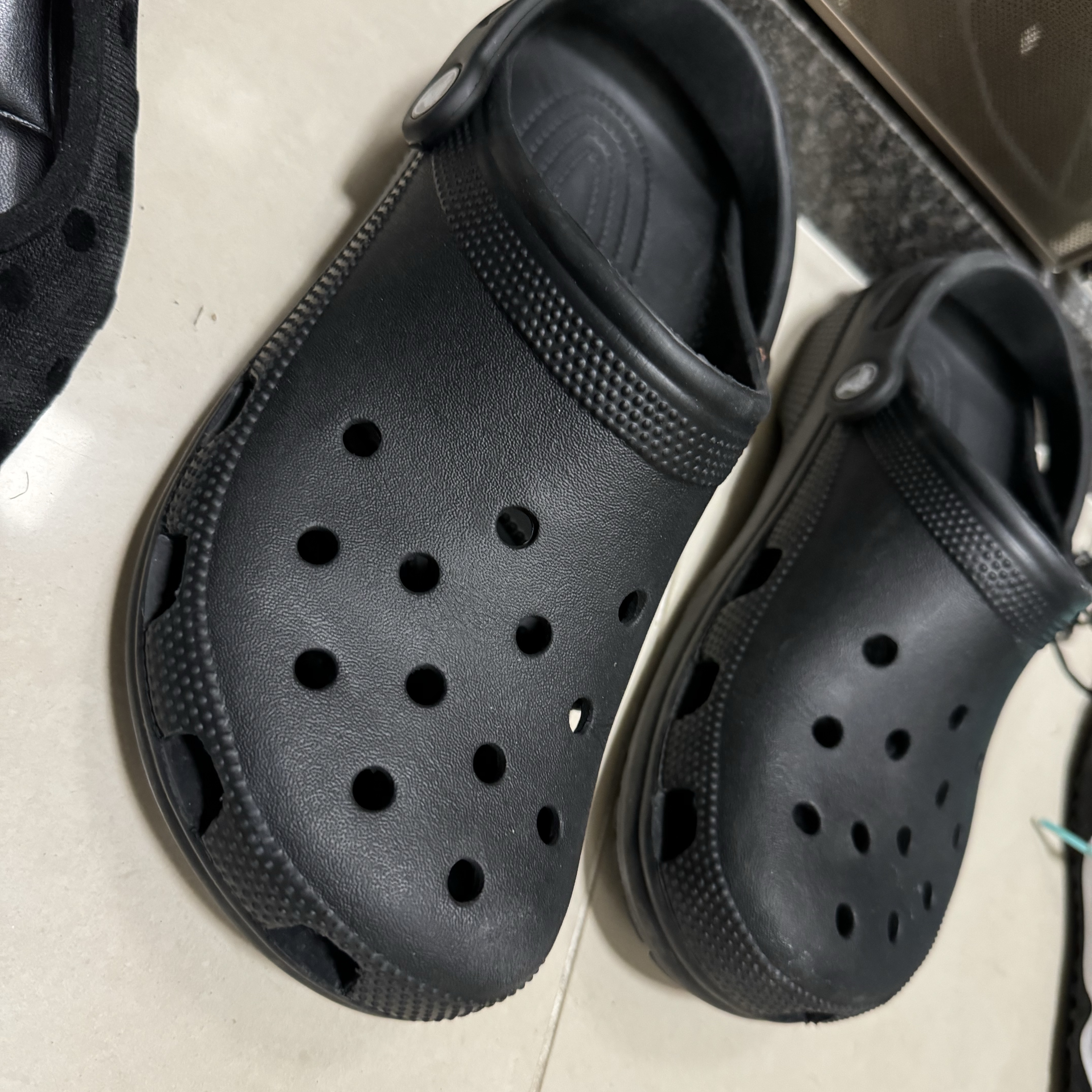Crocs Classic Clog Black 착용 스타일