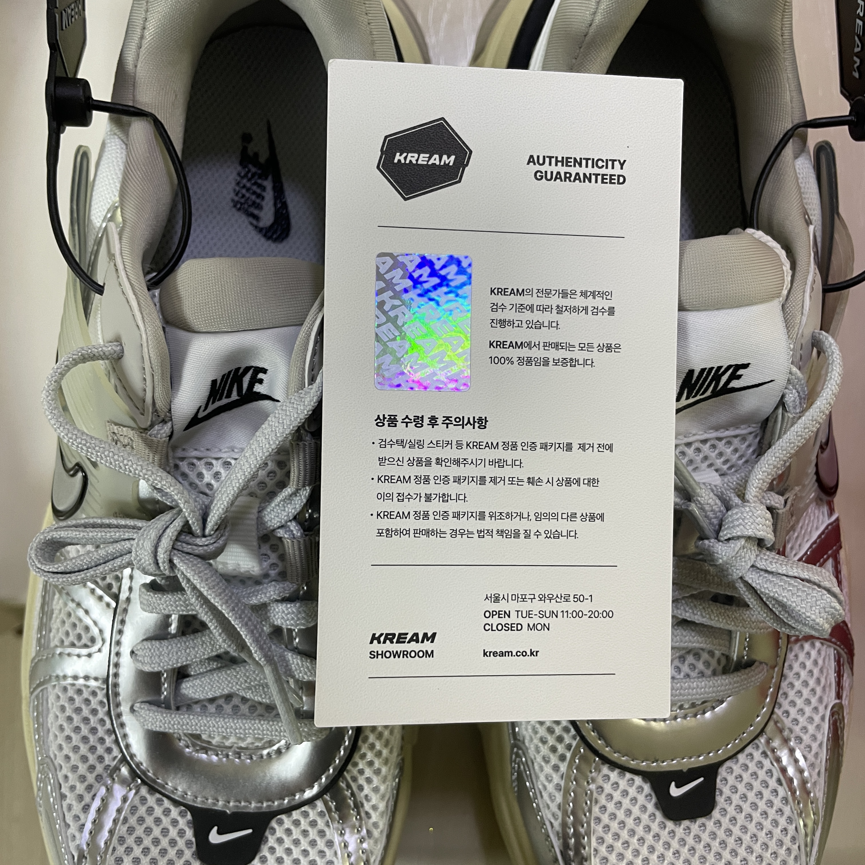 Nike V2K Run Pure Platinum Light Iron Ore 착용 스타일 - 2