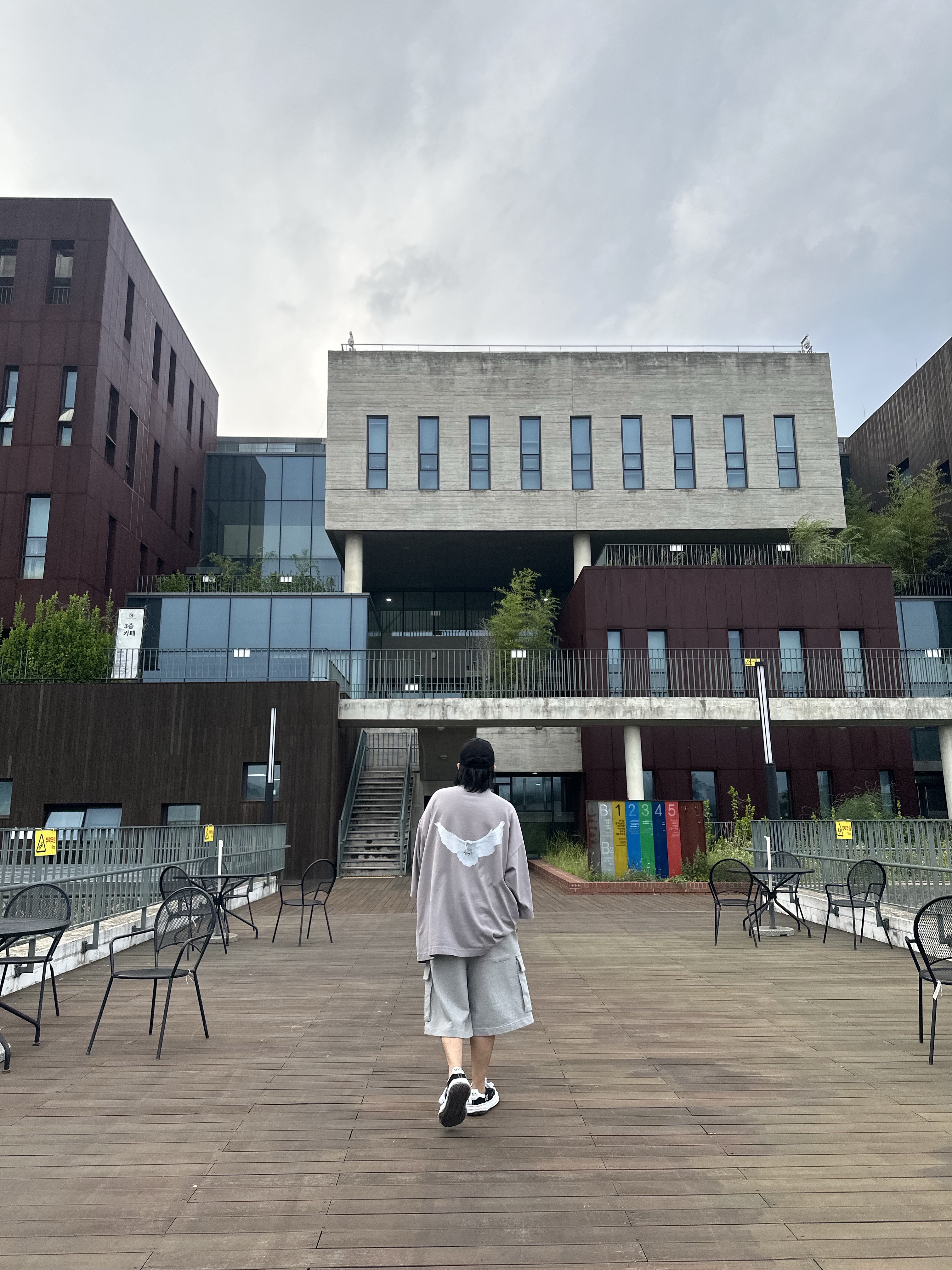 Yeezy Gap Engineered By Balenciaga Dove 3/4 Sleeve T-Shirt Grey, Maison Mihara Yasuhiro Blakey OG Sole Canvas Low-top Sneakers Black White 착용 스타일 - 2