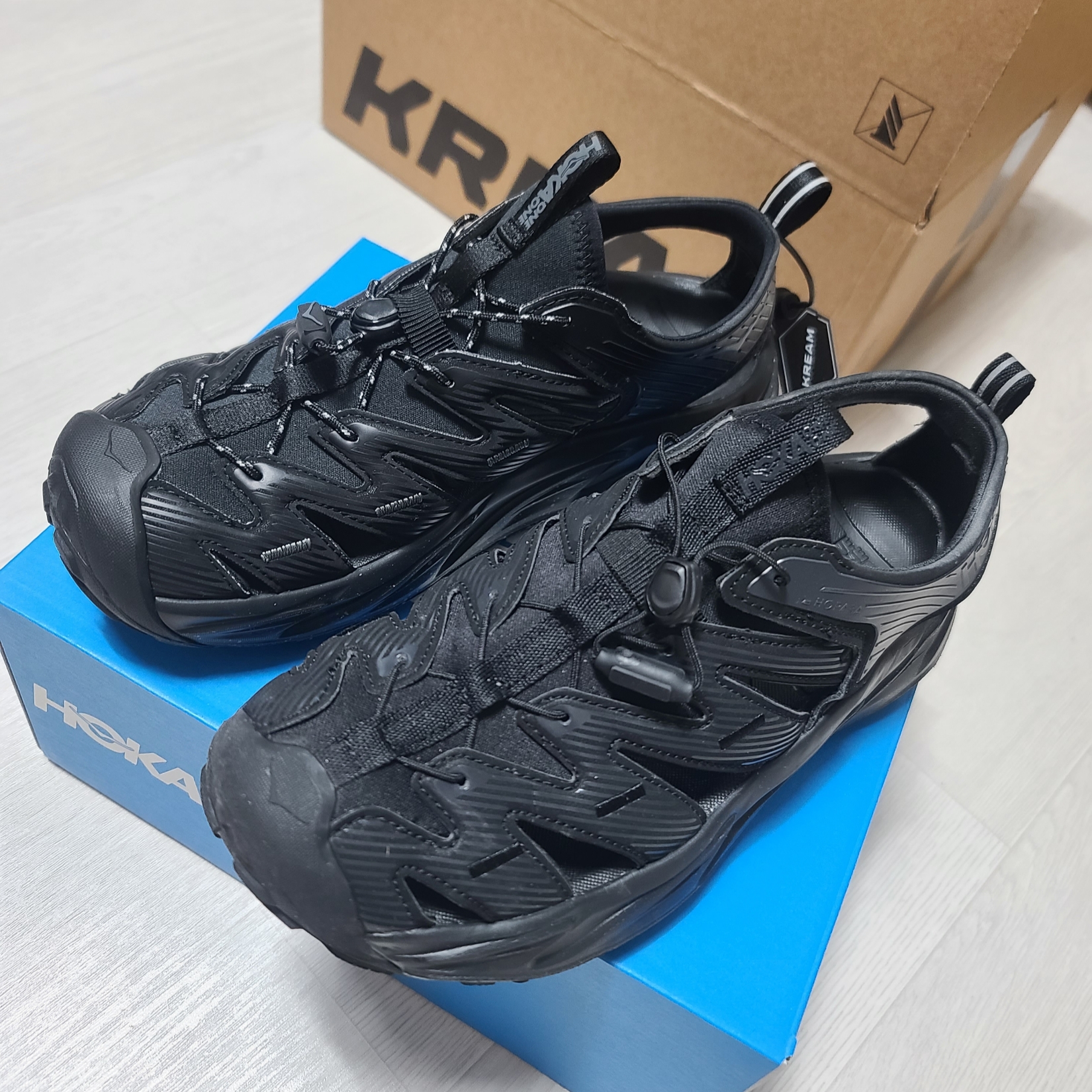 Hoka Hopara Black Castle Rock 착용 스타일 - 2