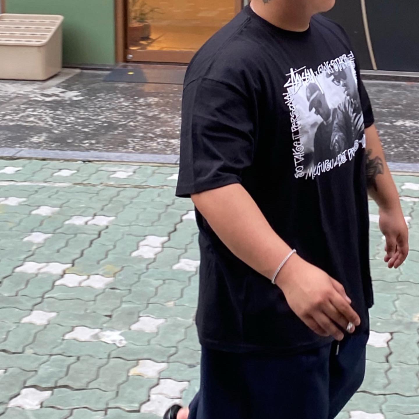 Stussy x Gang Starr Take It Personal T-Shirt Black 착용 스타일 - 1