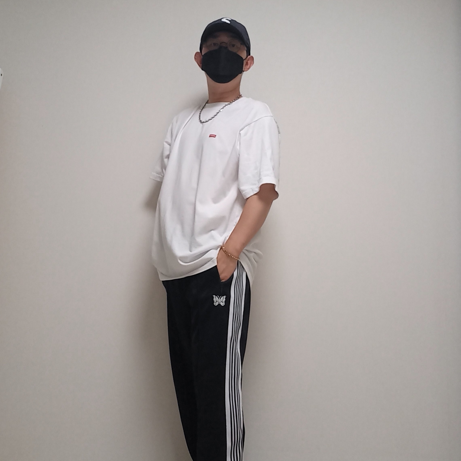 Supreme Cordura Ripstop S Logo 6-Panel Black - 23SS, Supreme Small Box T-Shirt White - 24SS 착용 스타일 - 1