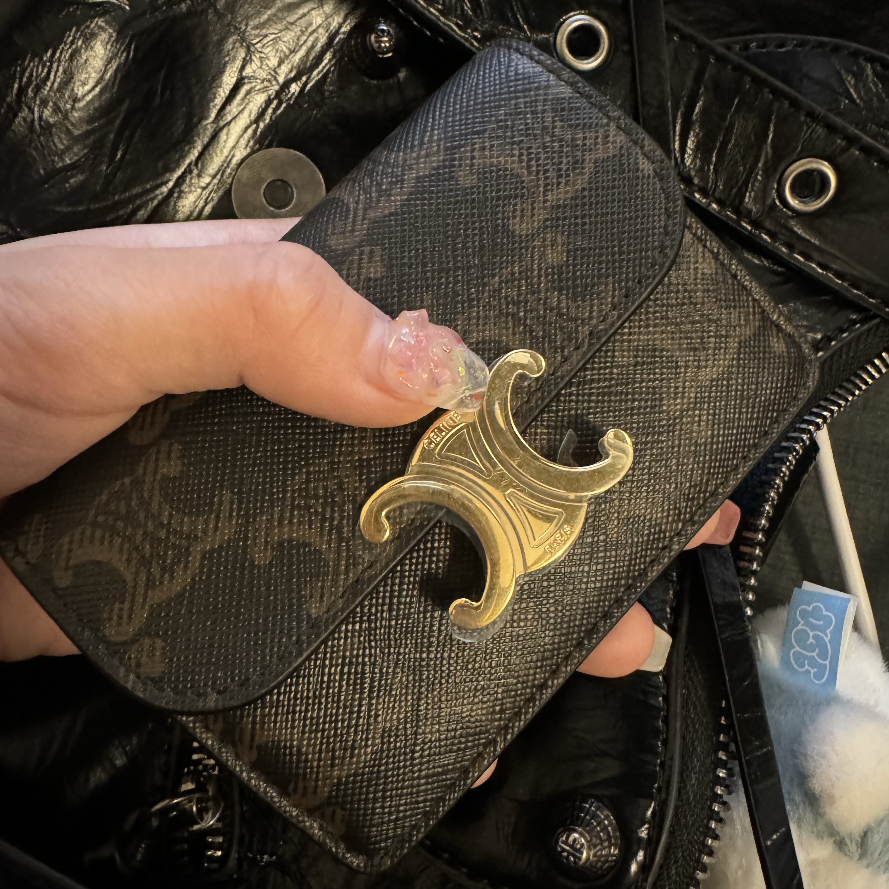 Celine Card Holder with Flap in Triomphe Canvas Tan 착용 스타일 - 1