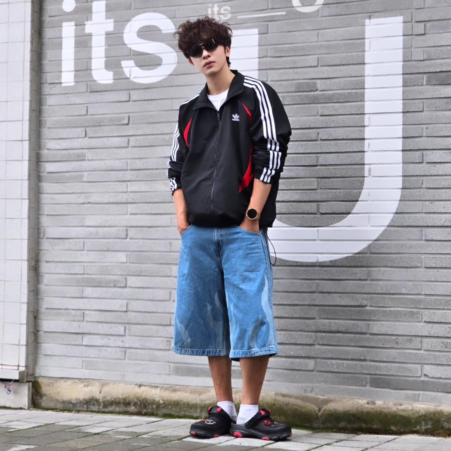 Crocs x Staple Classic All Terrain Clog Black, Adidas Flames Denim Shorts Blue - KR Sizing 착용 스타일 - 3