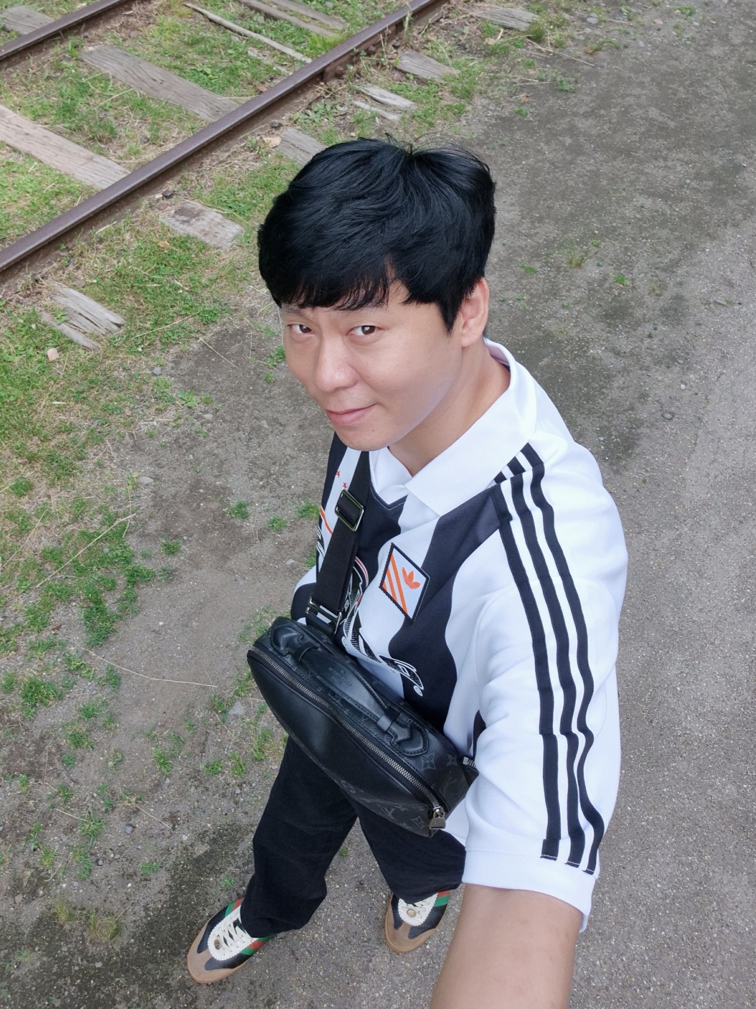 Hermes Tournis Tresse Bracelet Swift Calfskin Palladium & Bleu Lin, Gucci G74 Sneakers in Leather with Web Black 착용 스타일 - 5