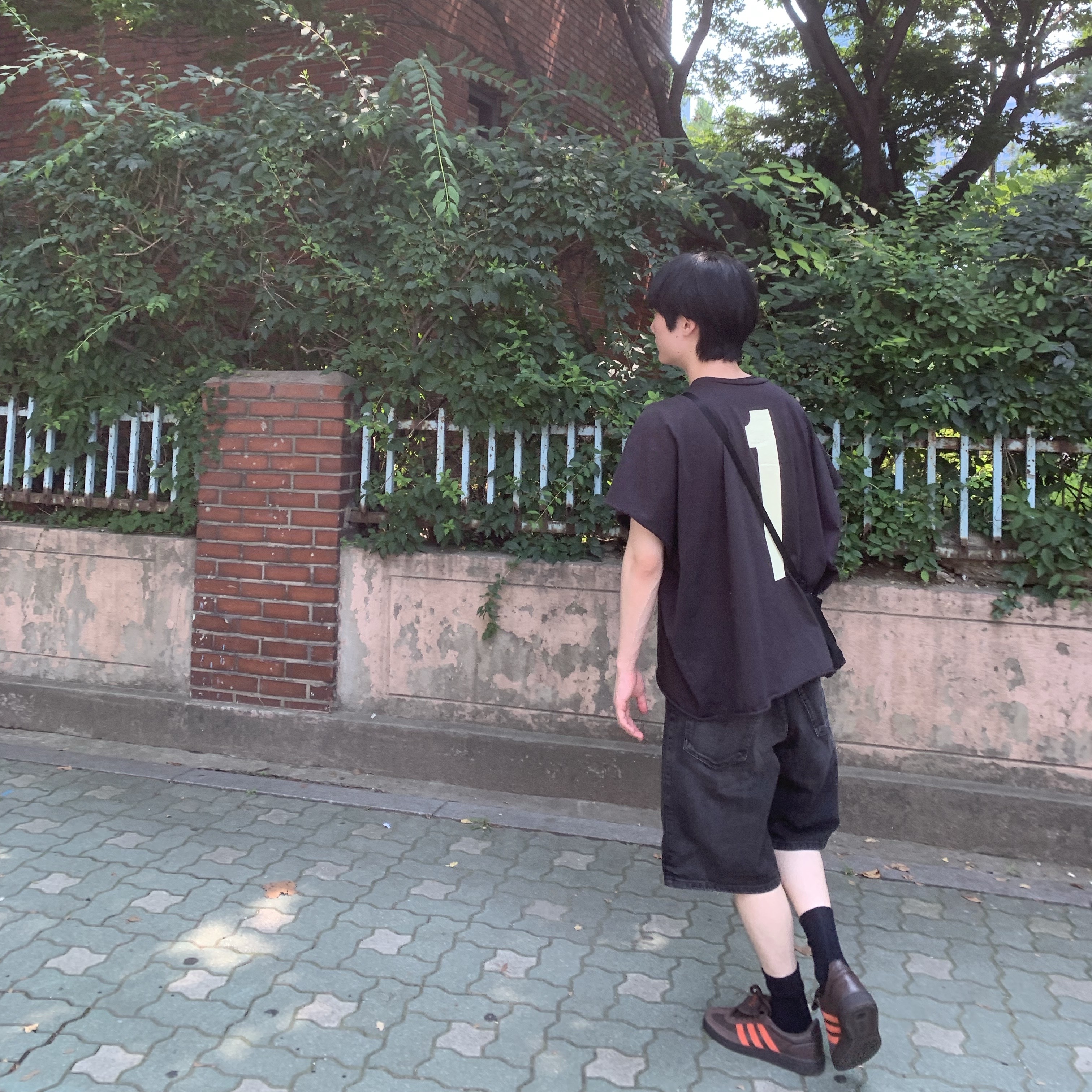 Yeezy One Box T-Shirt Black, Adidas Spezial Handball Brown Collegiate Orange 착용 스타일 - 2