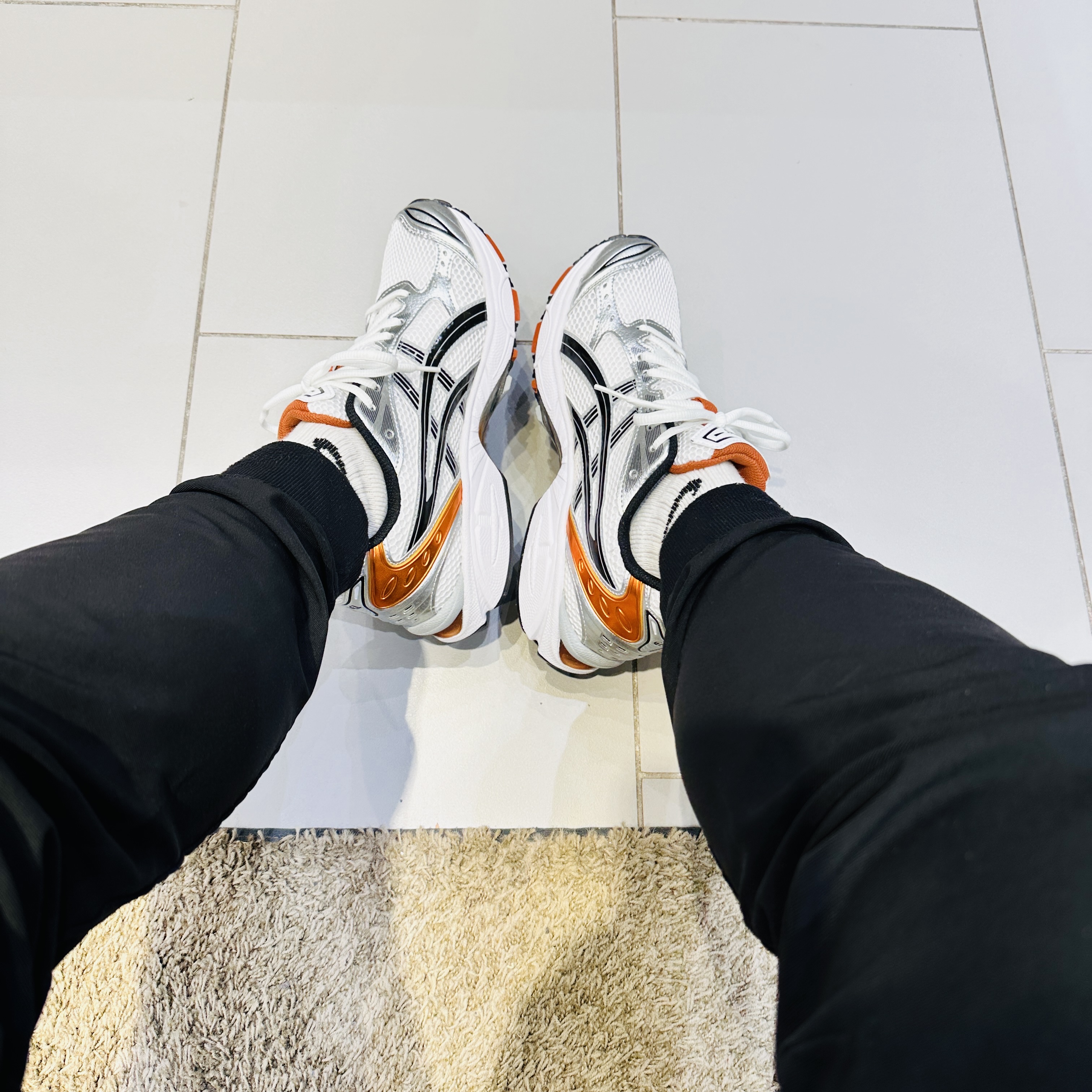 Asics Gel-Kayano 14 White Piquant Orange 착용 스타일 - 2