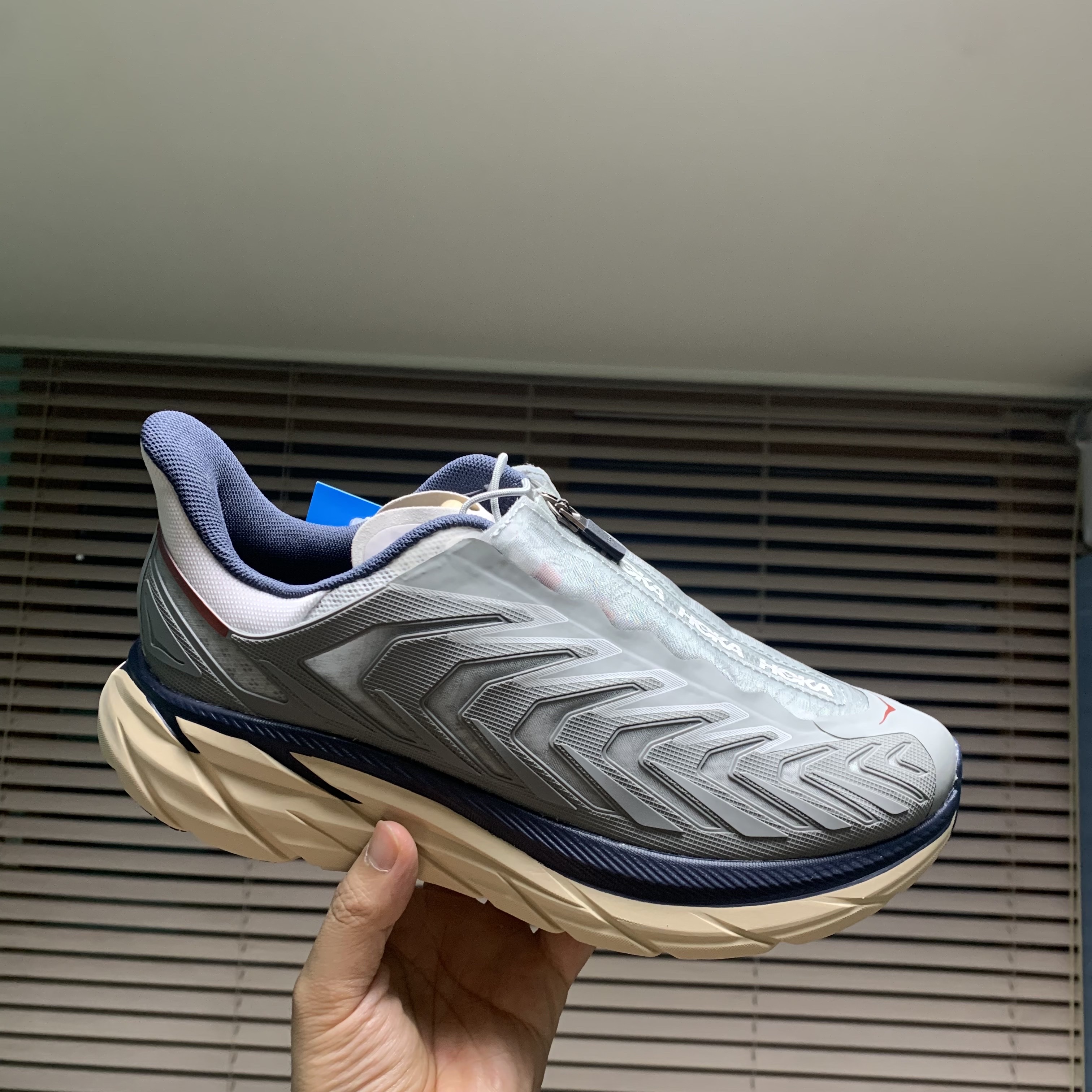 Hoka Project Clifton Limestone Shifting Sand 착용 스타일 - 1