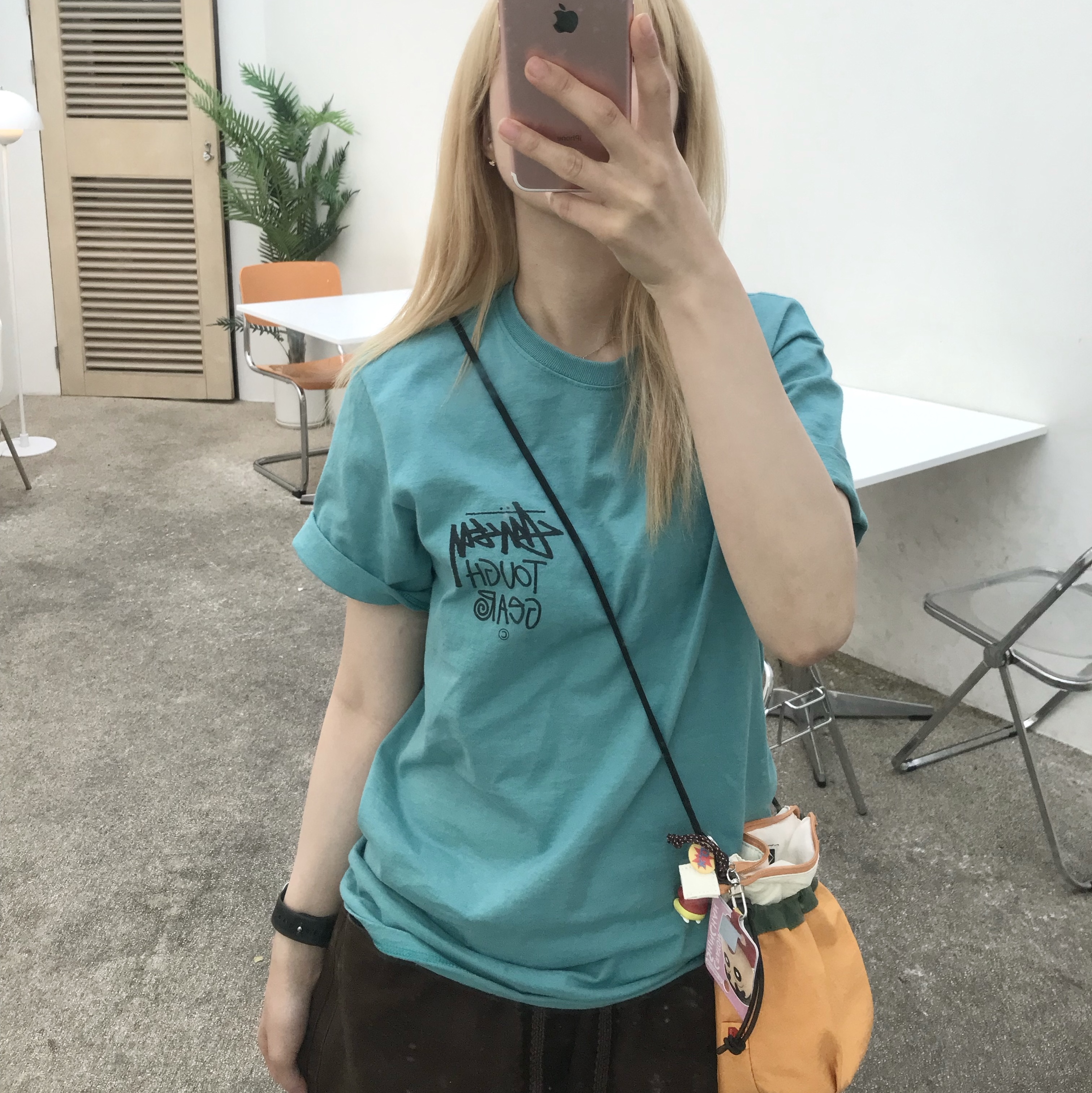 Stussy Tough Gear T-Shirt Ocean 착용 스타일 - 1