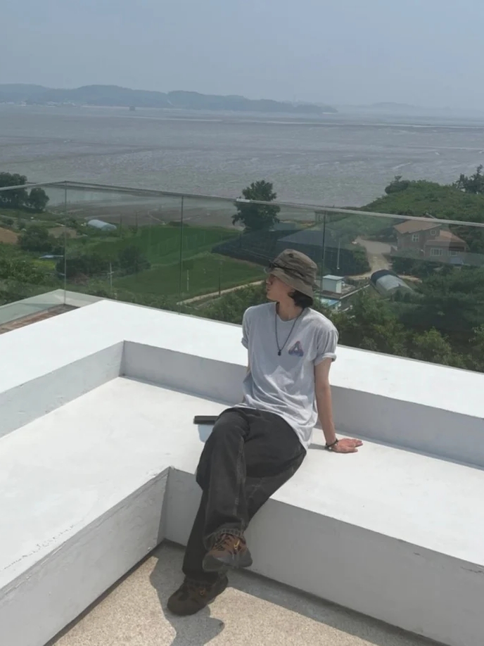 Nike Tech Hera Cacao Wow Bronzine, Palace Tri-Ferg Colour Blur T-Shirt Grey Marl - 20FW 착용 스타일 - 1