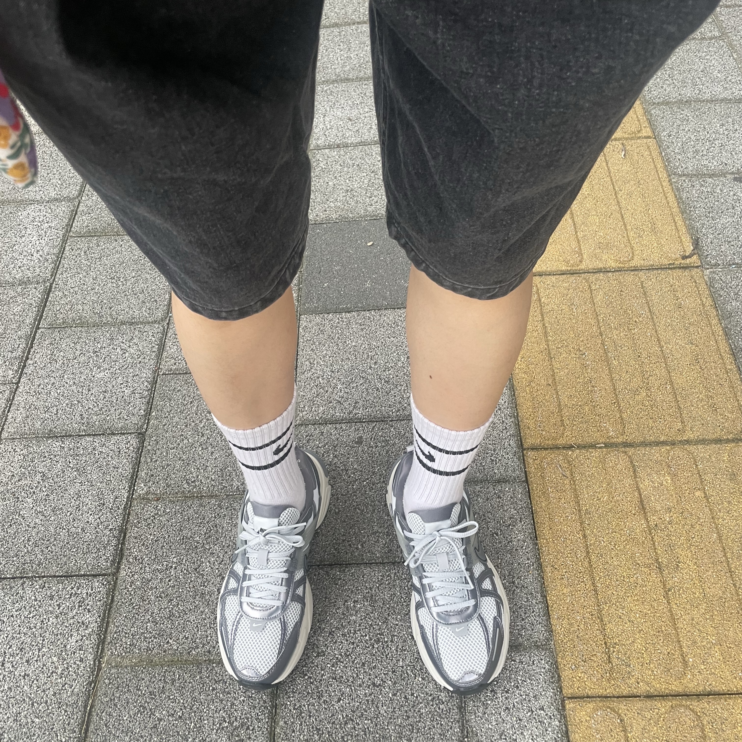 Nike V2K Run Pure Platinum Wolf Grey 착용 스타일