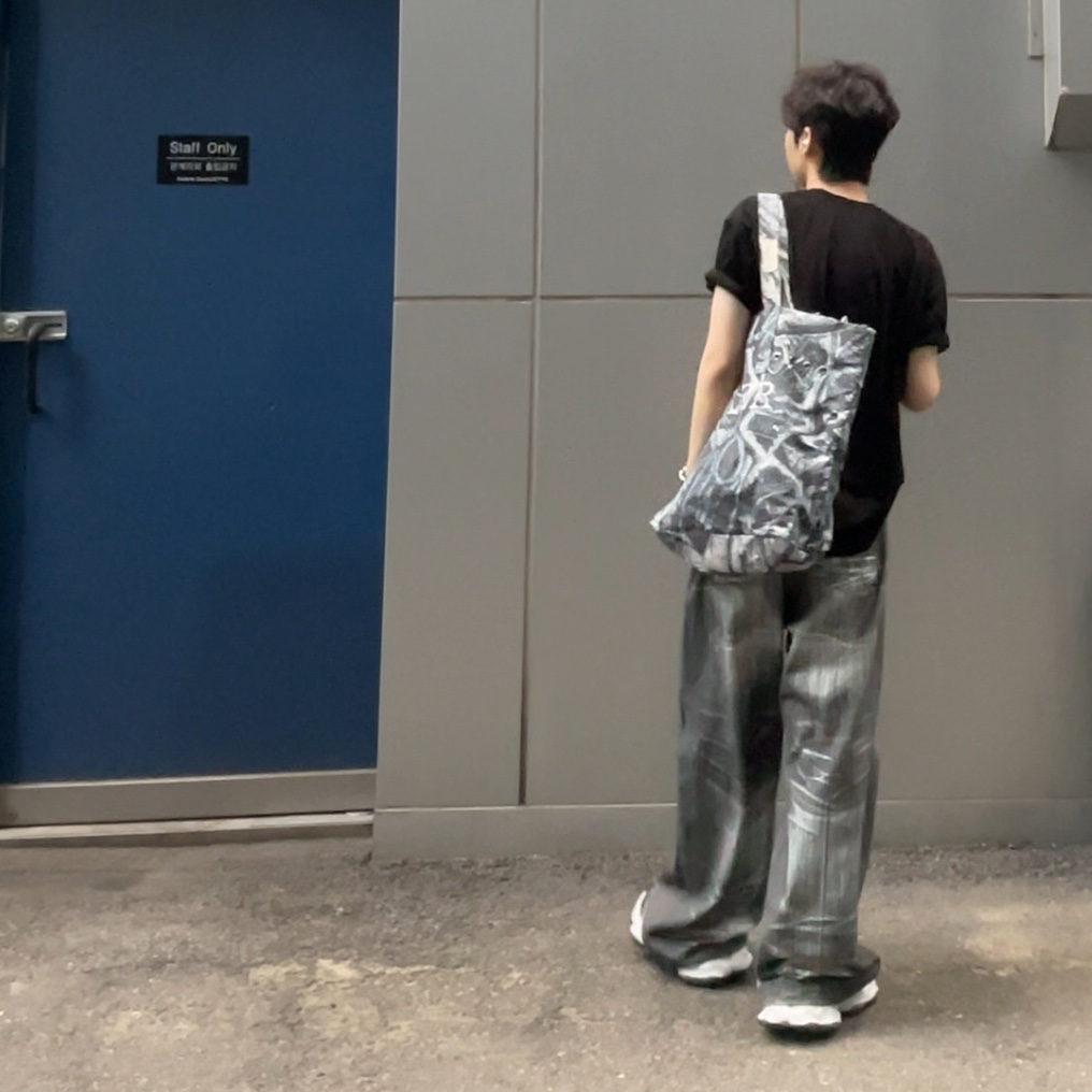 BLR Bolt Tote Bag Navy, BLR Printed Wide Denim Pants Black 착용 스타일 - 2