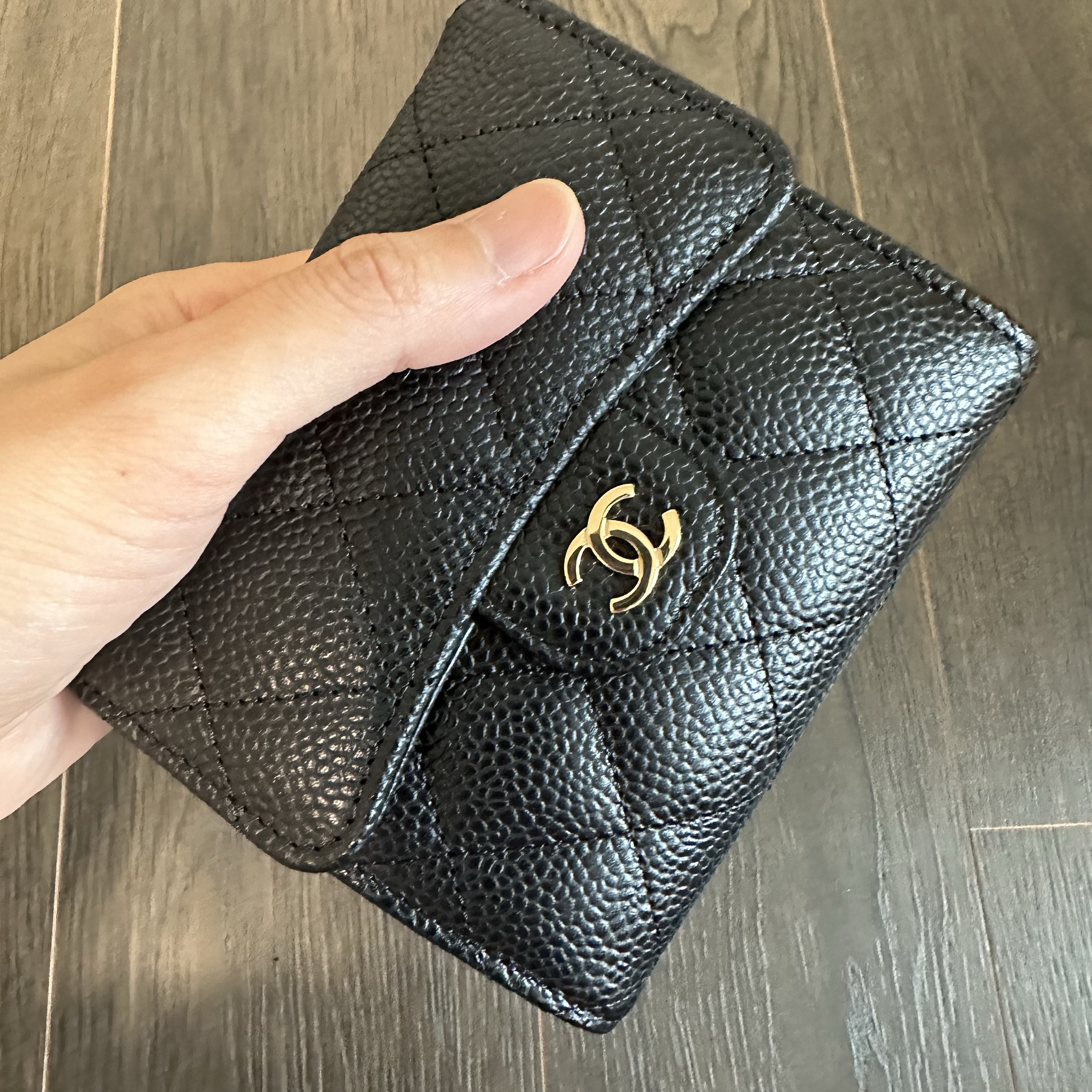 Chanel Small Classic Flap Wallet Grained Calfskin & Gold Black 착용 스타일 - 6